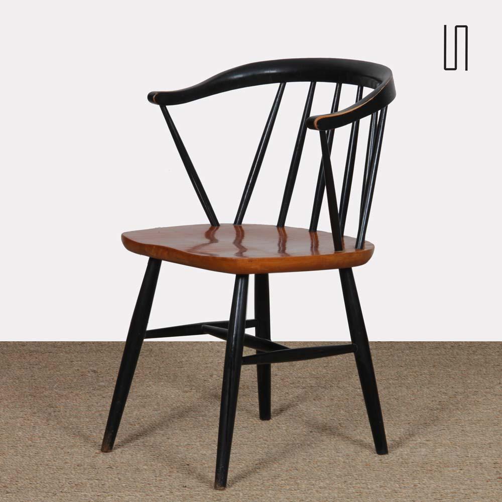 Ce fauteuil a été conçu par le designer finlandais Ilmari Tapiovaara (1914-1999). L'assise est en teck et le reste de la structure est en hêtre peint en noir. Cette pièce est en bon état d'origine avec une belle patine.