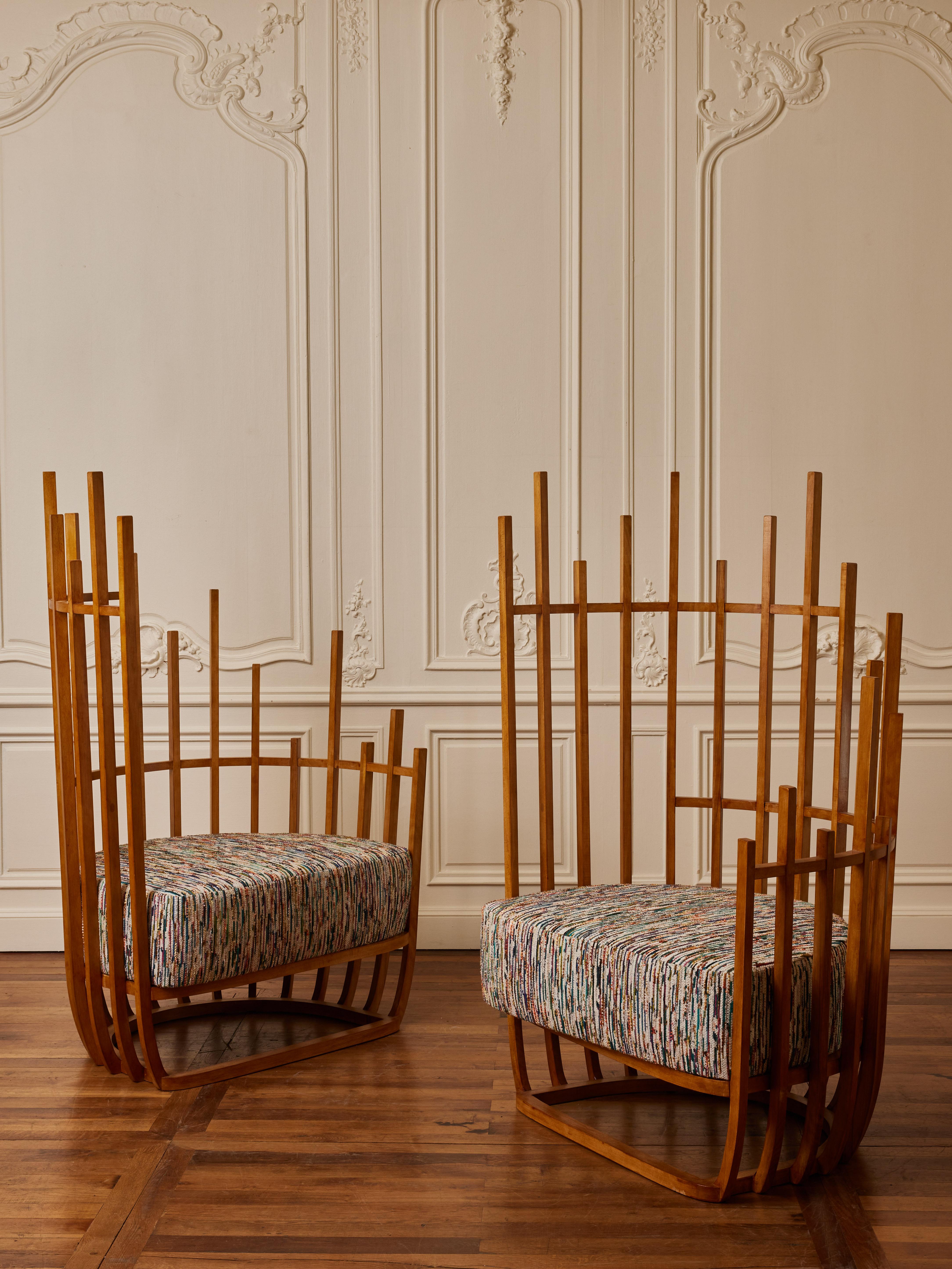 Paar Vintage-Sessel aus Holz mit Sitzkissen, die mit einem Stoff von Missoni neu gepolstert sind.
Italien, 1970er Jahre.