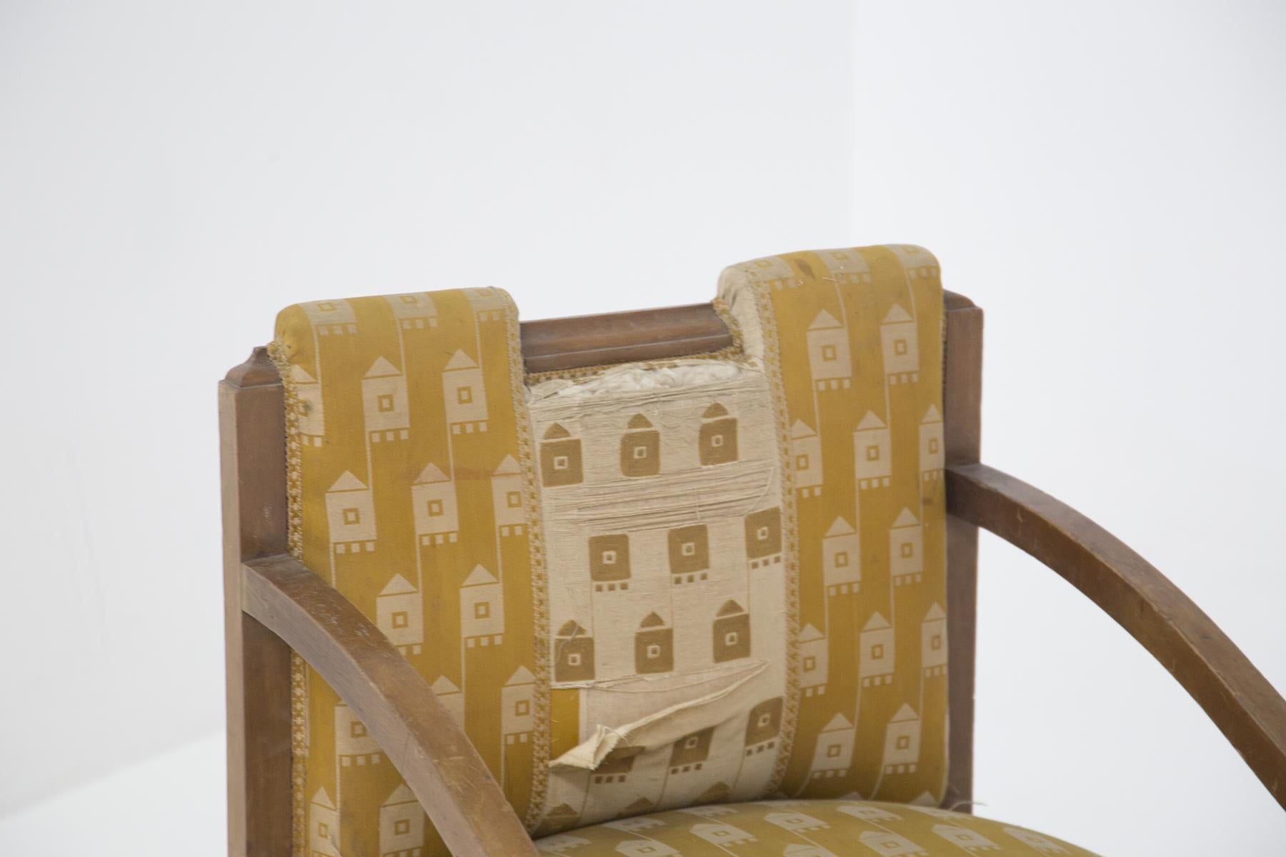 Die Sessel wurden in den 1950er Jahren für eine italienische Edelmanufaktur entworfen.
Er ist mit dem Originalstoff gepolstert.
Die Struktur ist sehr einfach und von harten Formen, aus einfachem Holz, aber dauerhaft und schön. Es gibt 4