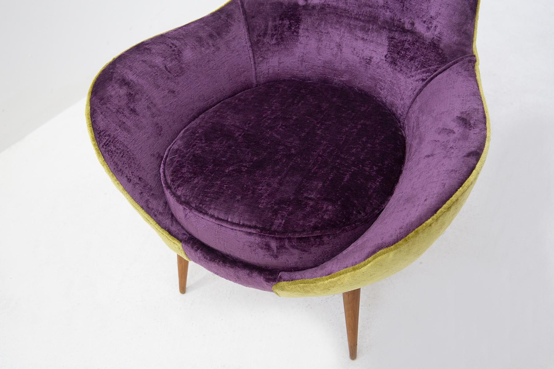 Gorgeous set of two large velvet armchairs of fine Italian manufacture from the 1950s.
The set is made of fabric reupholstered in purple and acid green velvet, very beautiful and eccentric.Its structure is made entirely of fine and solid wood.
The