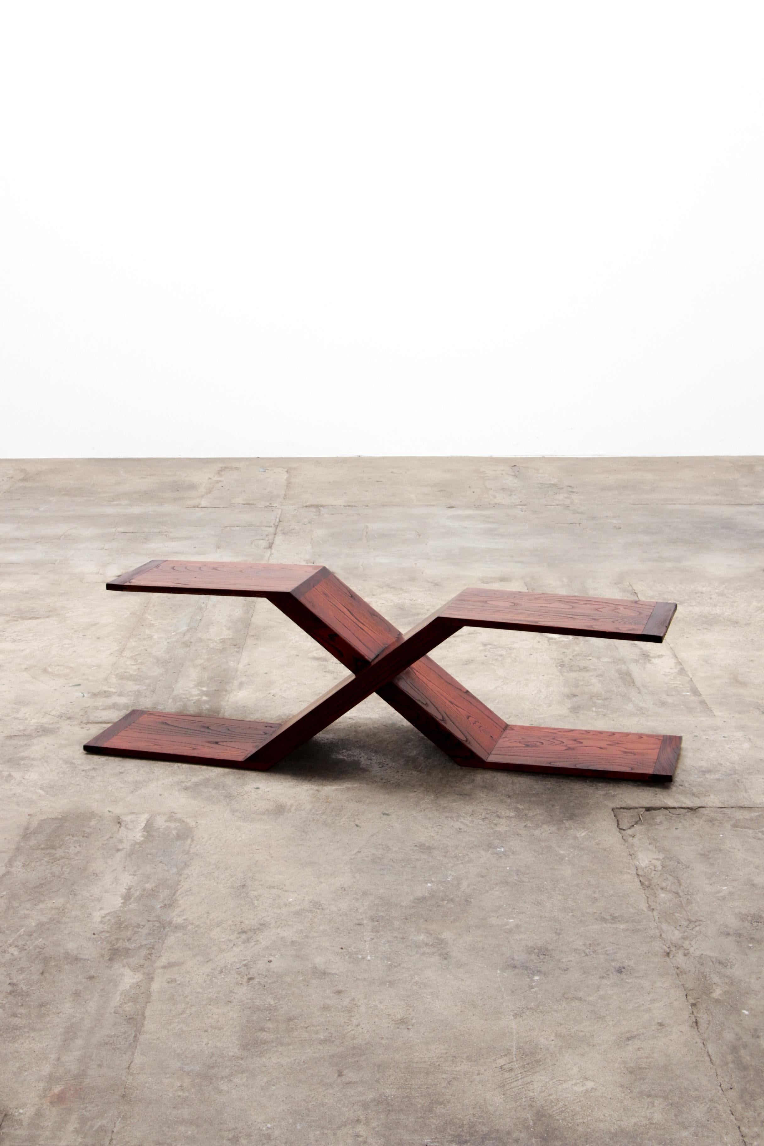 Table basse asymétrique Modèle X des années 1970, Italie

Il s'agit d'une table basse asymétrique, en bois marron. Modèle moderniste et minimaliste inspiré du modèle X.

Très agréable comme table basse ou table d'appoint, mais s'intègre également à