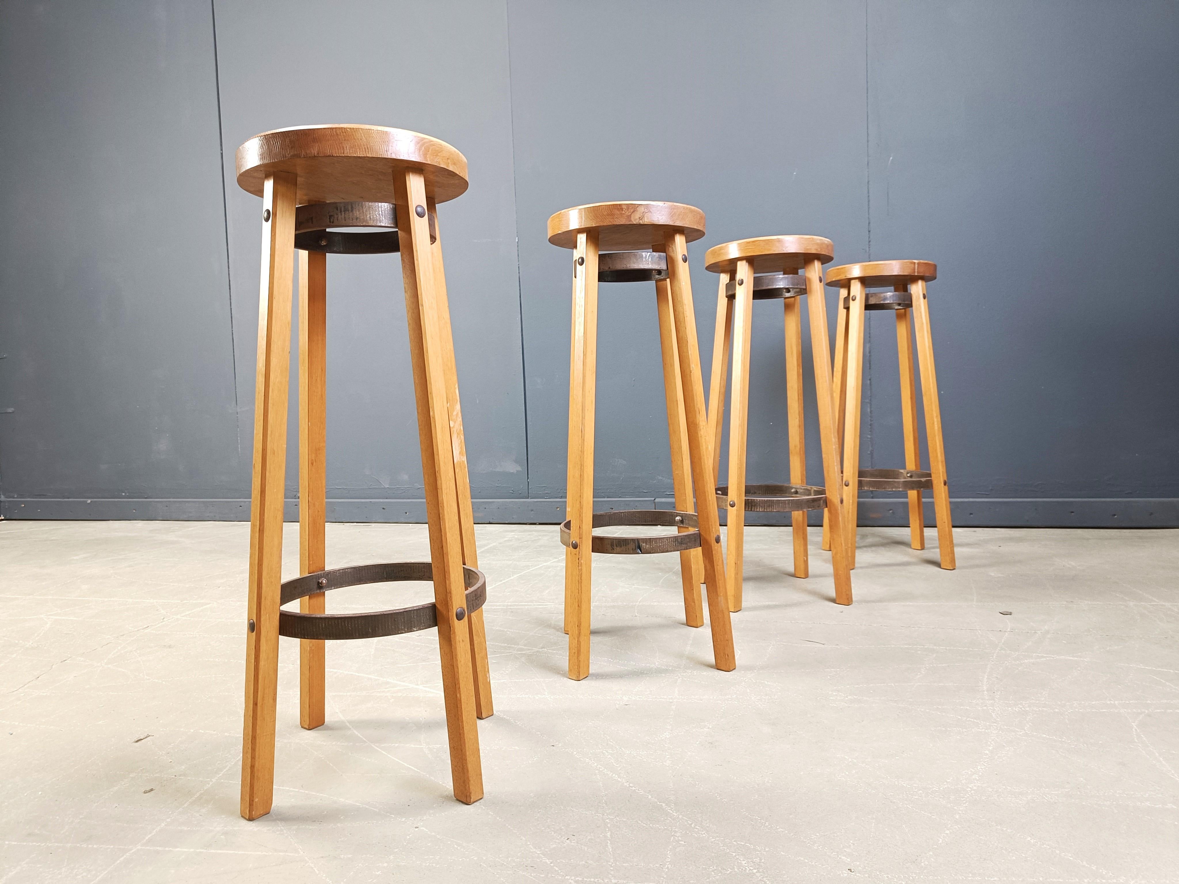 Brutalismo Sgabelli da bar in legno vintage, anni '60 - set da 4 in vendita