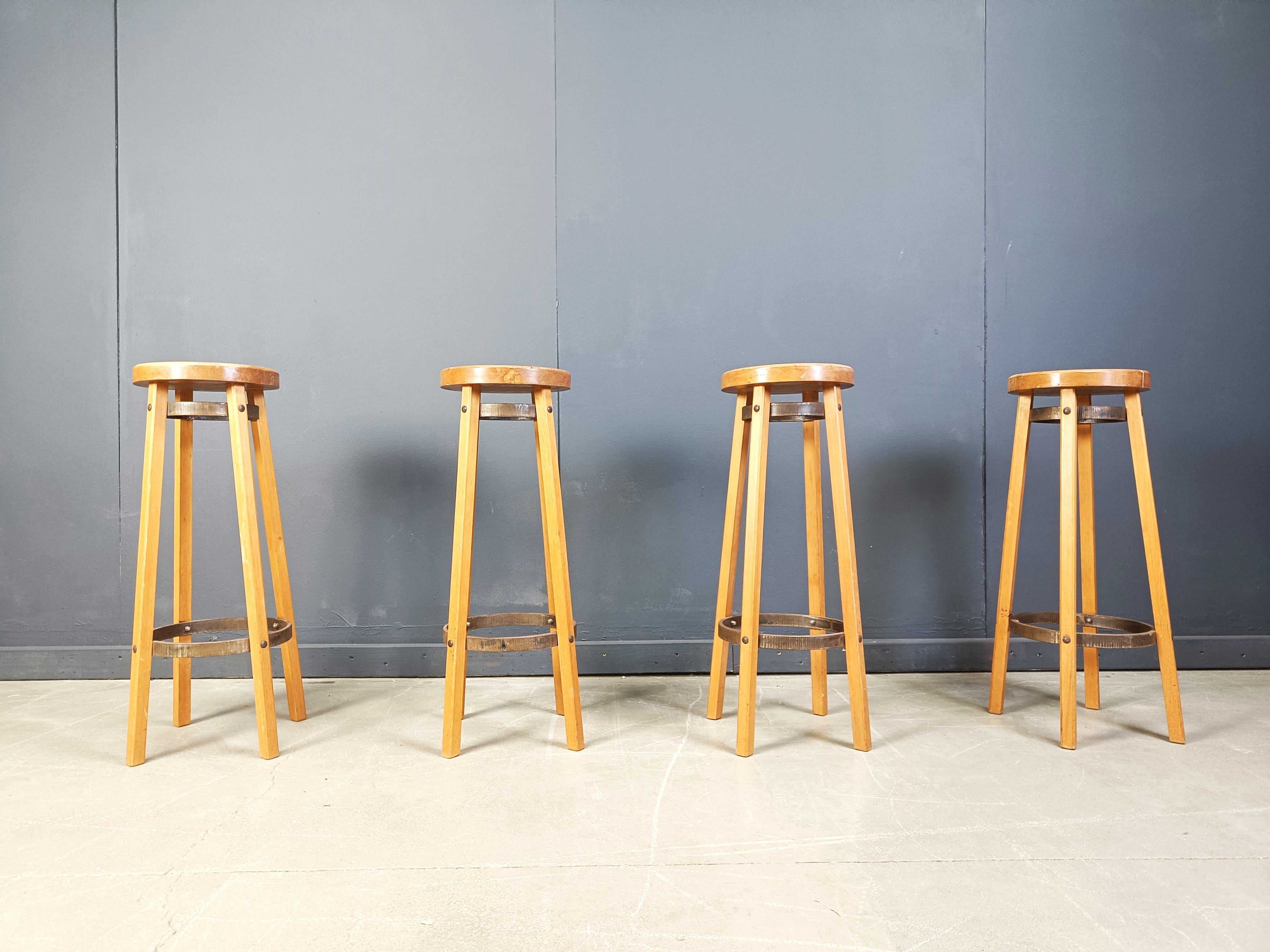 Metà XX secolo Sgabelli da bar in legno vintage, anni '60 - set da 4 in vendita
