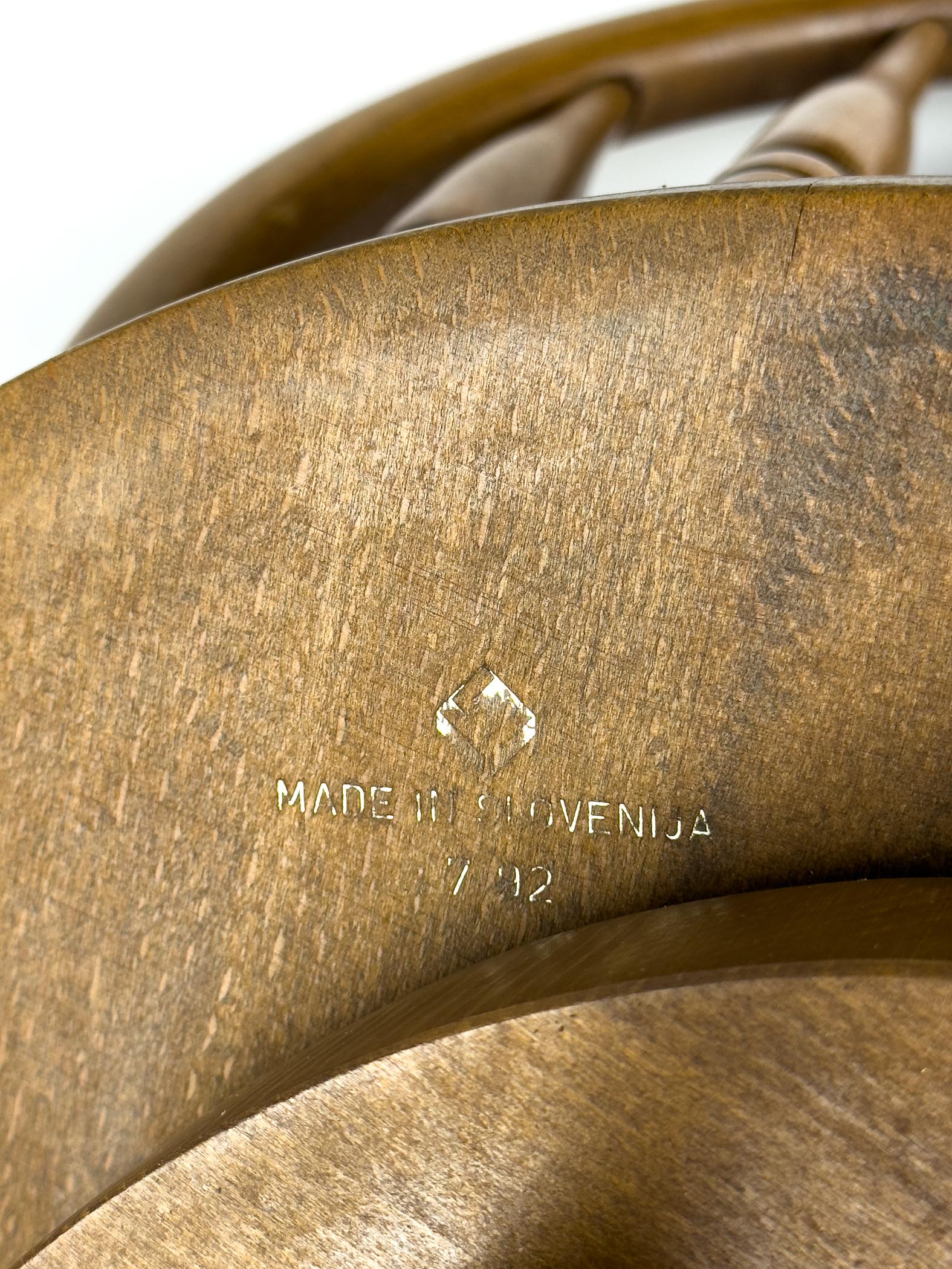 Chaise pivotante de bar en bois vintage, Slovénie 1992 en vente 4