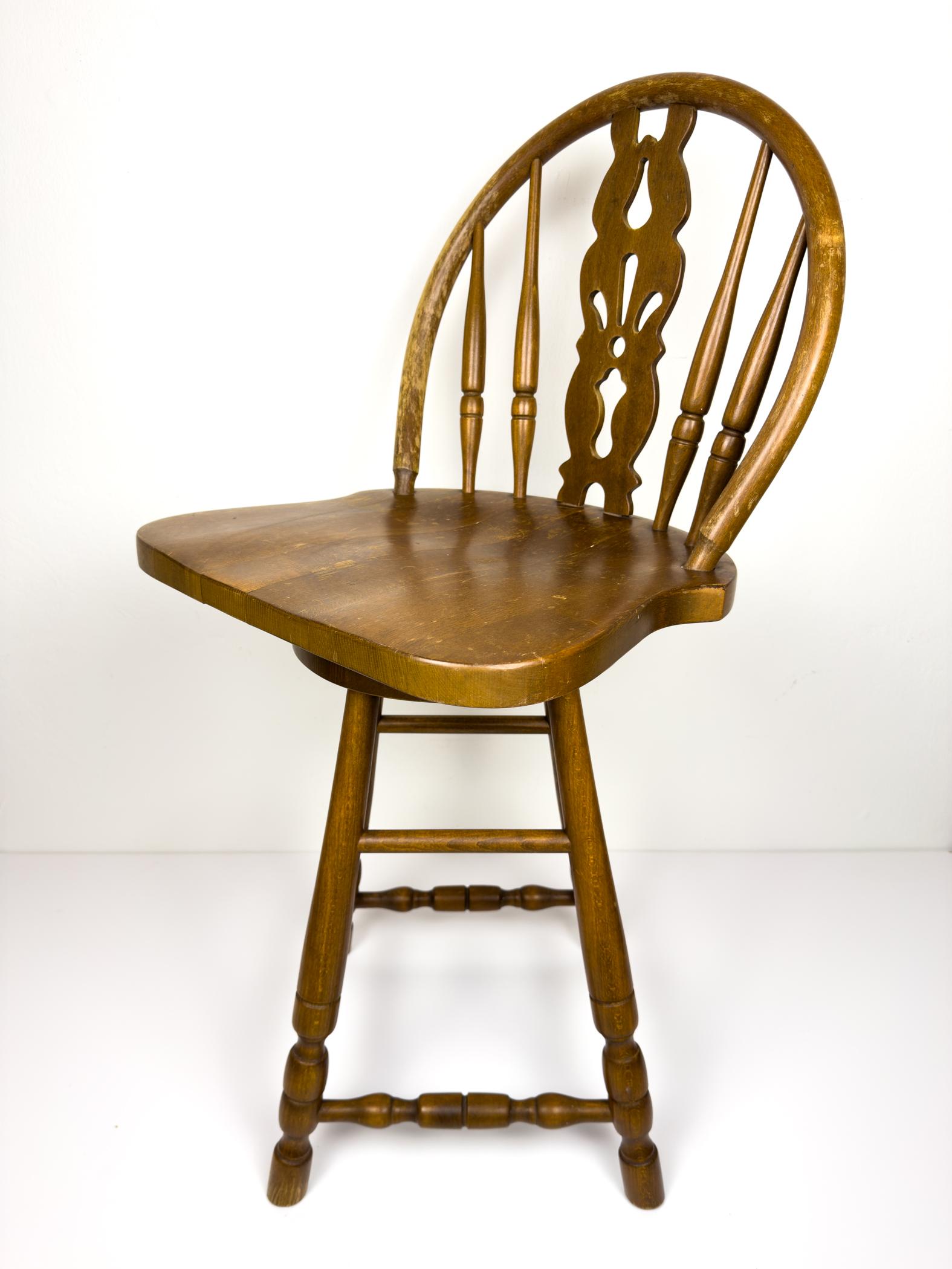 Chaise pivotante de bar en bois vintage, Slovénie 1992 en vente 6