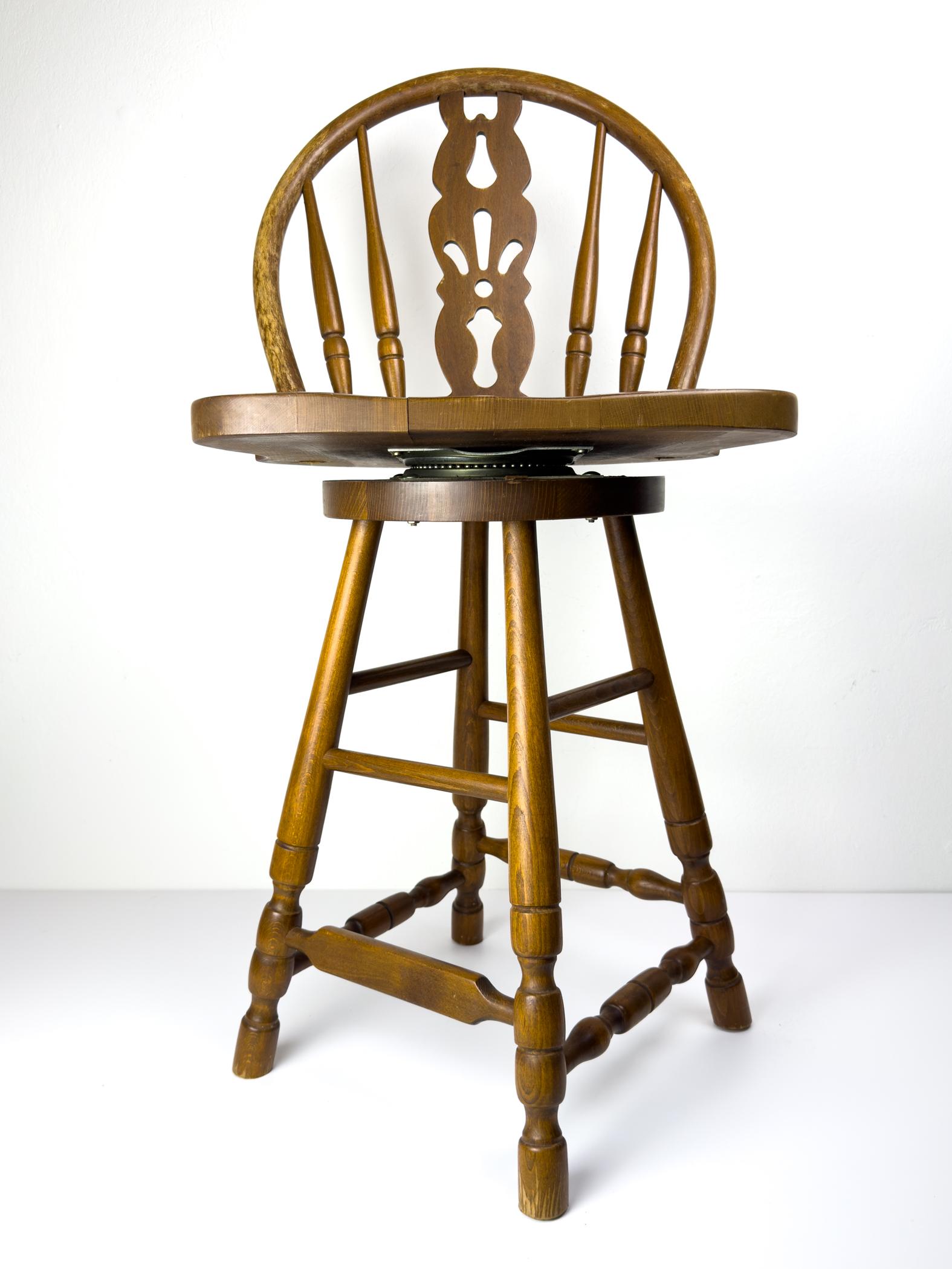 Le magnifique tabouret de bar en bois fabriqué en Slovénie en 1992.
Fabriqué en bois de hêtre massif dans le style de la chaise Windsor.
Action verticale à 360°.
Stable, solide, très confortable.

Bon état vintage.
Dimensions :
Largeur : 47