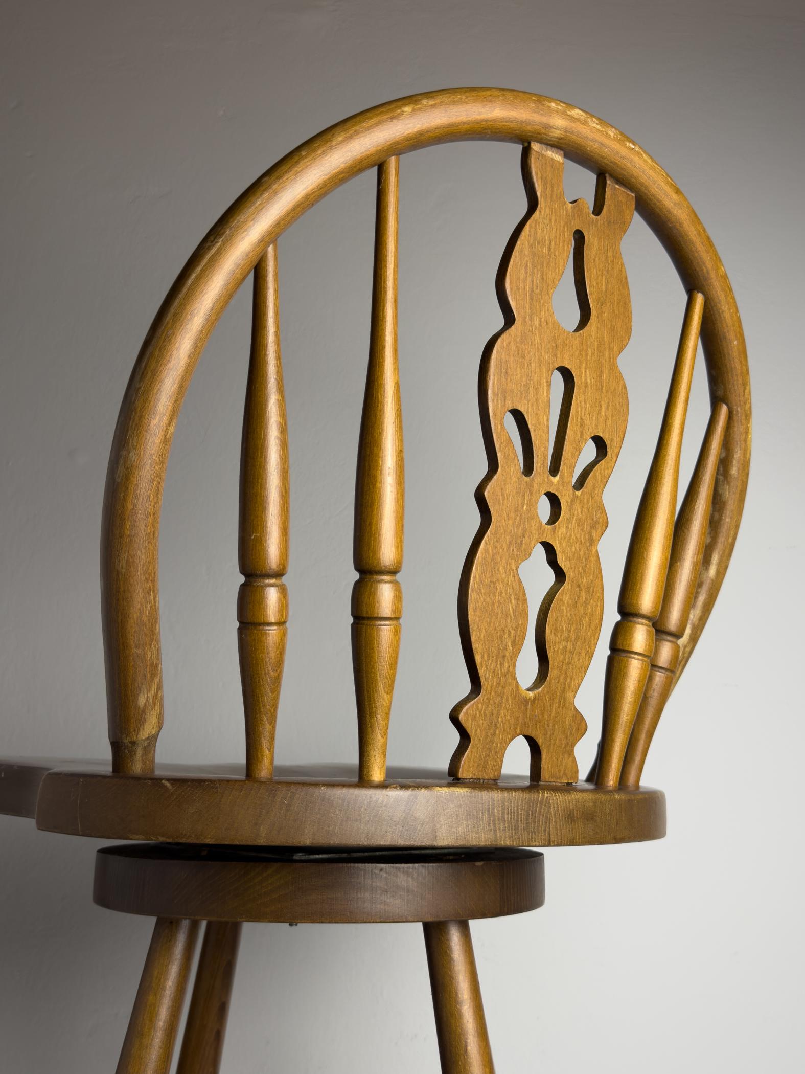 20ième siècle Chaise pivotante de bar en bois vintage, Slovénie 1992 en vente