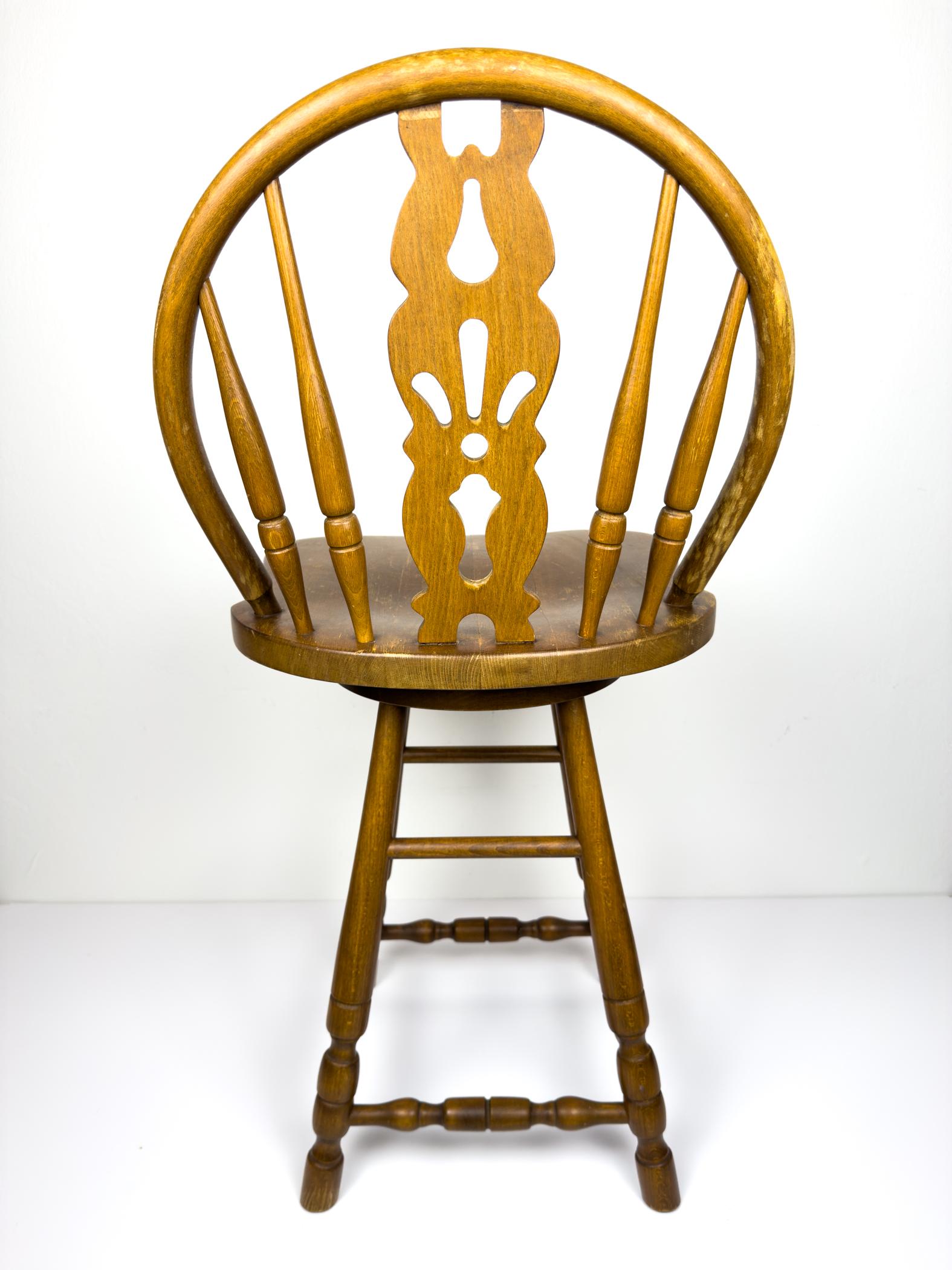 Chaise pivotante de bar en bois vintage, Slovénie 1992 en vente 1