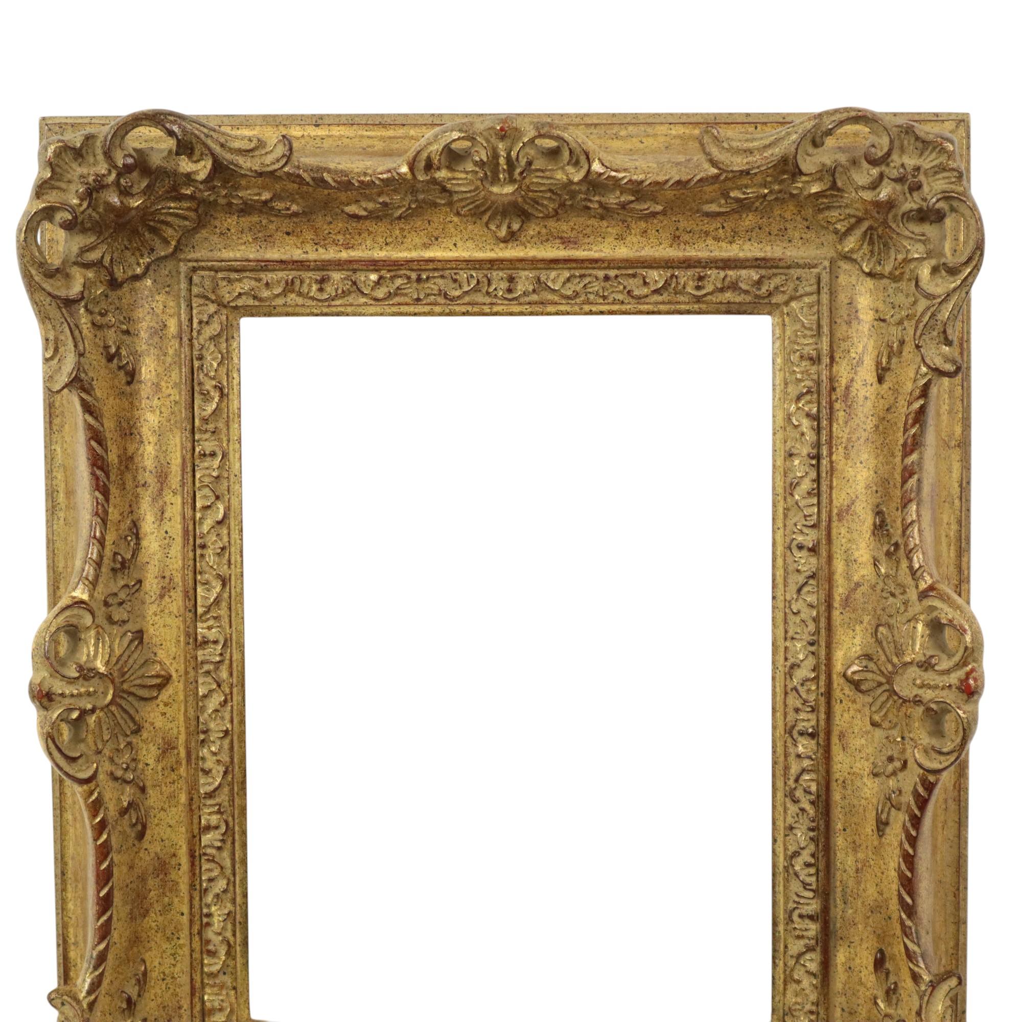 Klassischer Vintage-Holzrahmen mit schöner Alterspatina, ganz im Barock- oder Rokokostil, verziert mit Akanthusblättern, Blumen und Reliefmustern, patiniert, um ihn älter aussehen zu lassen, als er tatsächlich ist, ein schönes Objekt von hoher
