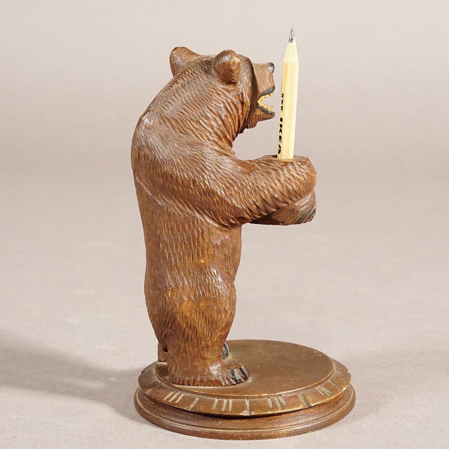 Suisse Porte-crayon ours en bois vintage sculpté à la main à Brienz, circa 1930 en vente