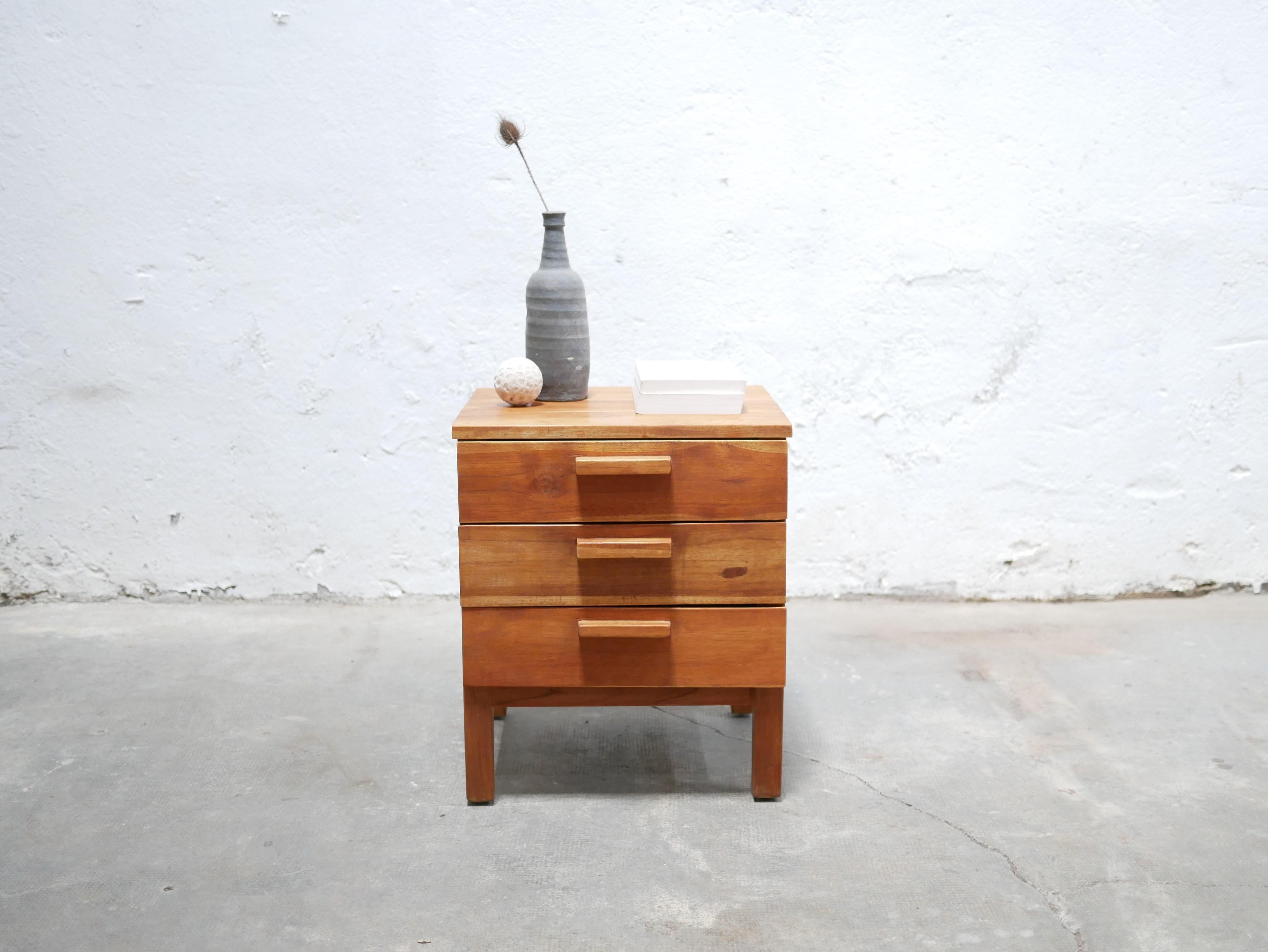 Side cabinet in solid wood from the 60s.

Its simple and harmonious lines give it a lot of character and elegance.
It will be perfect in the bedroom as a bedside table but also in the living room, in the bathroom or even the kitchen as an occasional