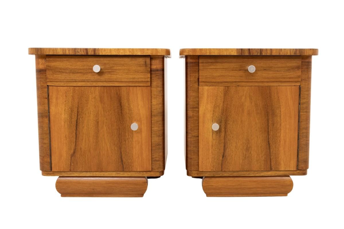 Comodini in legno vintage della metà del XX secolo, dopo la ristrutturazione.

Comodini in noce in stile Art Déco della metà del XX secolo. Pratici comodini in legno di noce.

Dimensioni:

Altezza 53 cm

Larghezza 48 cm

Profondità 38 cm

Origine: