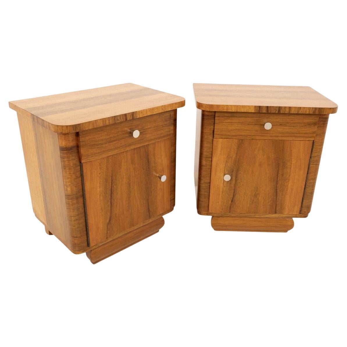 Comodini in legno vintage della metà del XX secolo, dopo la ristrutturazione.