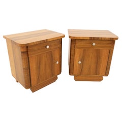 Comodini in legno vintage della metà del XX secolo, dopo la ristrutturazione.