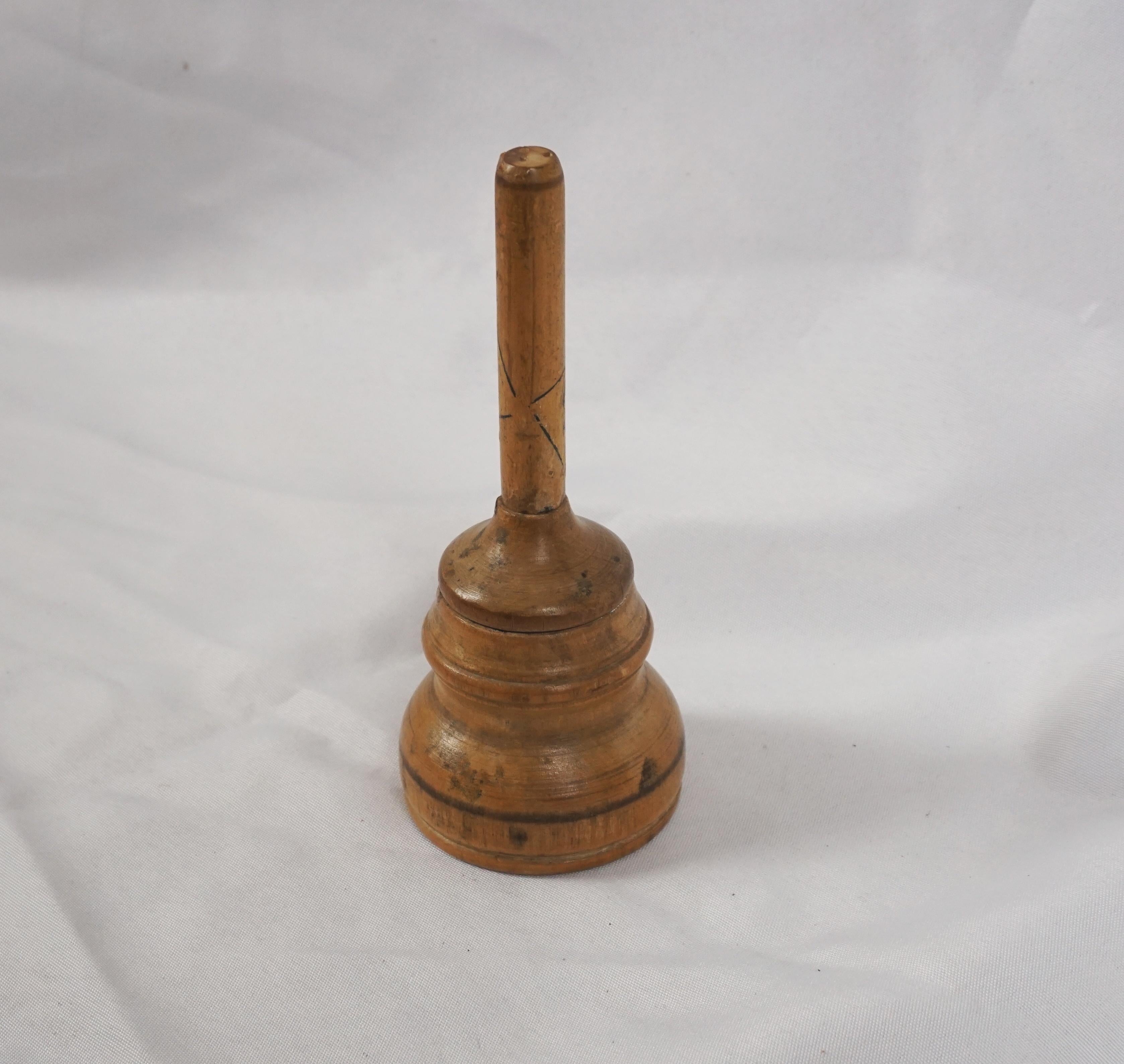 Vintage wooden bell, Inkwell Insert, Scandinavia 1930s, B2814

Scandinavia 1930
Solid Wood
Top Unscrews From The Base
Handle Pulls Up To Reveal An Inkwell 
No Insert 

B2814

Measures: 2.75
