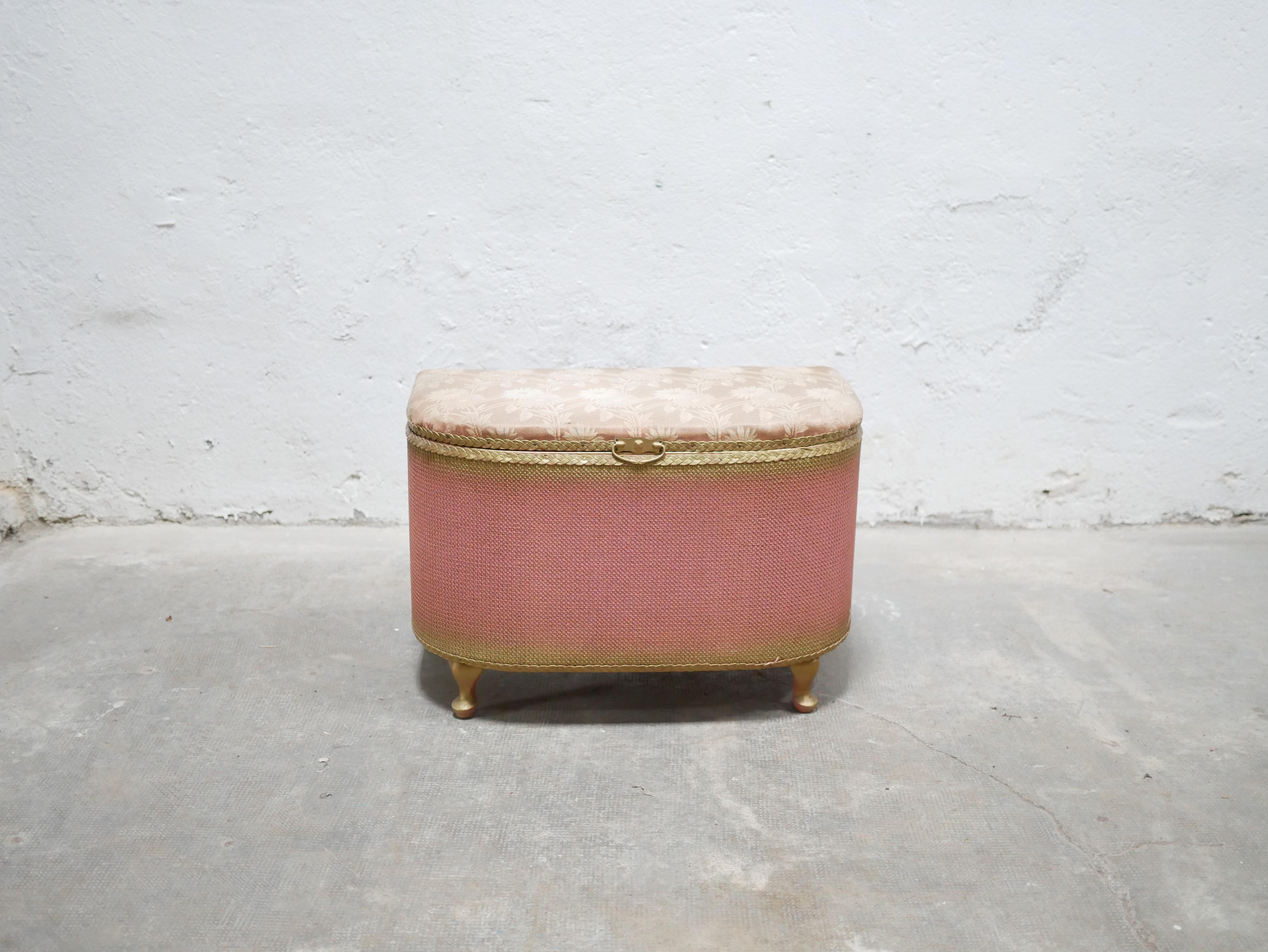 Pink painted wooden chest from the 60s.

Practical, of good size and aesthetic, the chest will be perfect in a vintage and bohemian decoration, in the bedroom, the living room or the bathroom.

Good condition, slight marks of time but the trunk