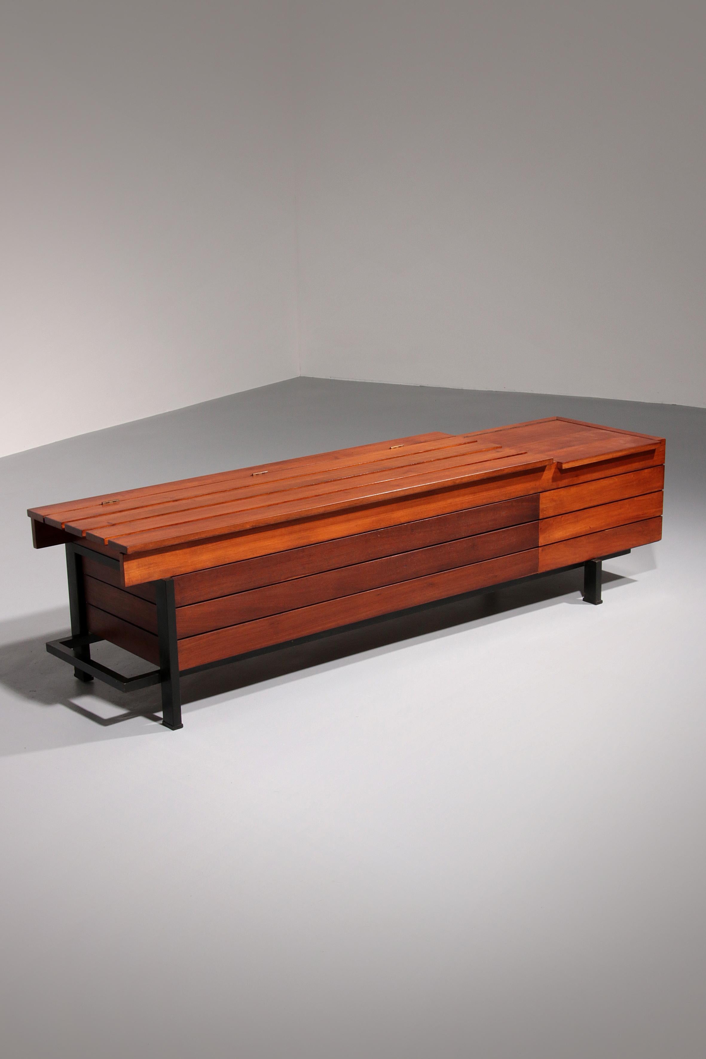 

This beautiful vintage wooden bench from the 1960s combines style and function. Crafted in Italy, it features a sleek black metal frame and two spacious storage compartments. The fine finish and quality materials showcase the timeless appeal of
