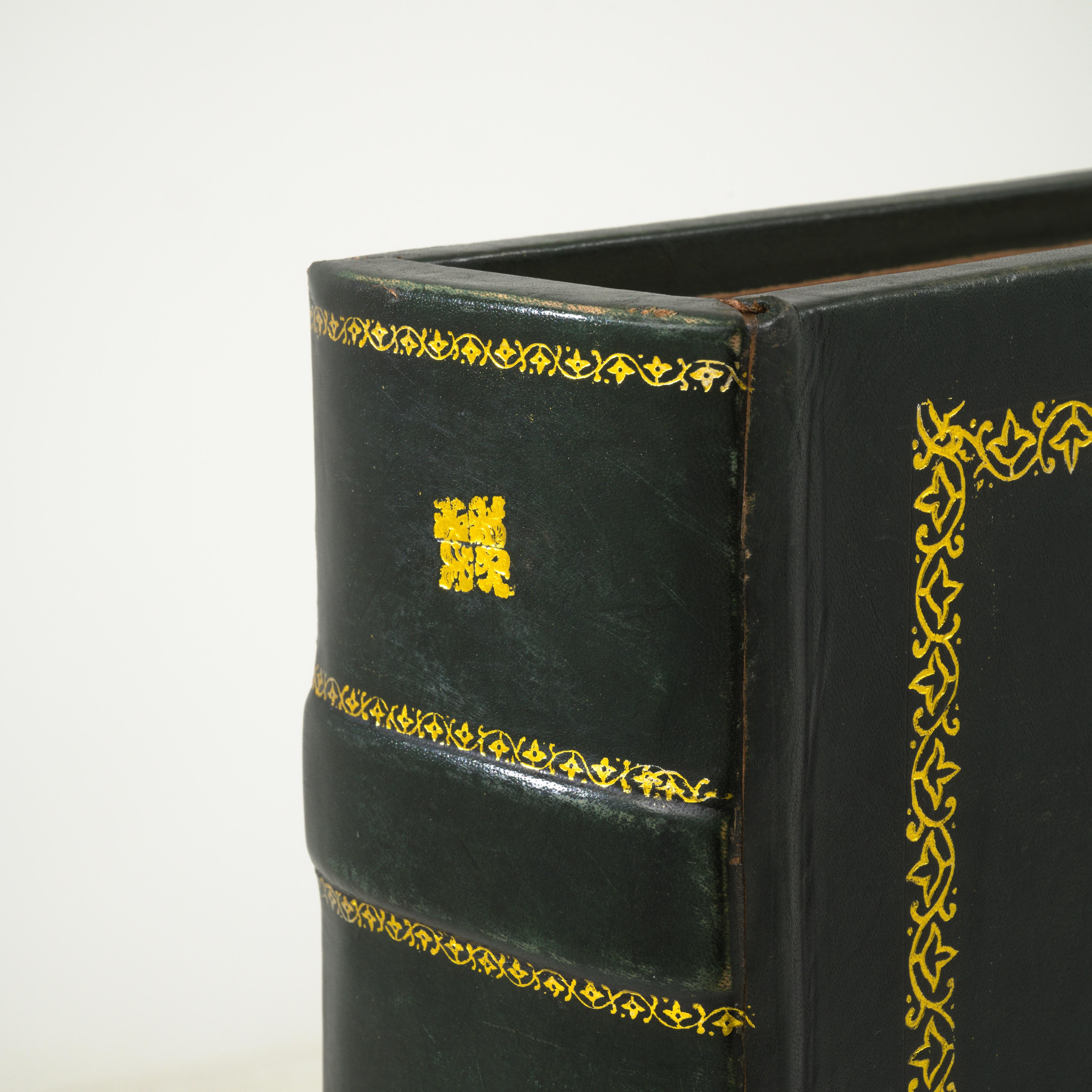 Boîte vintage en bois en forme de livre en vente 5