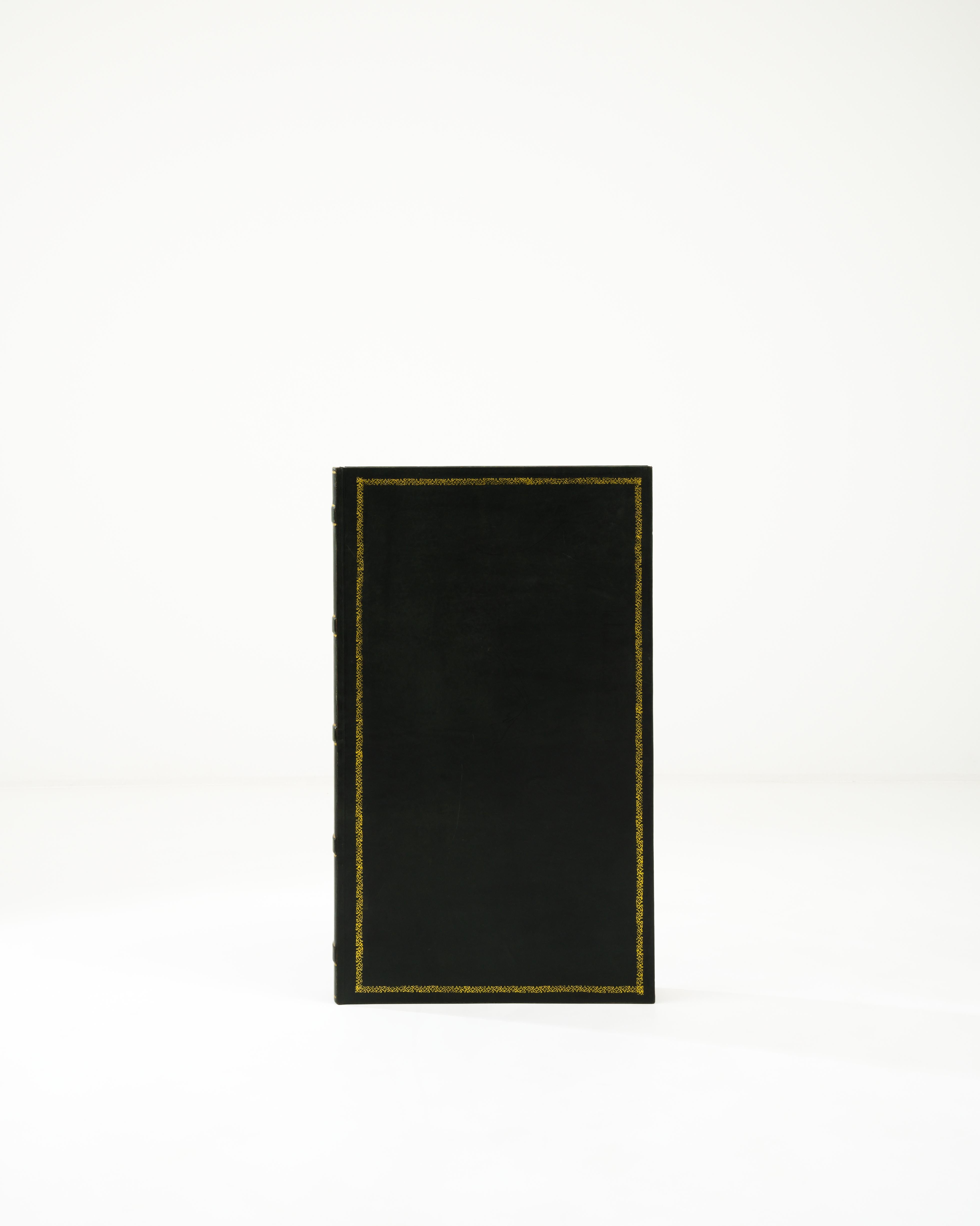 Fantaisiste et unique, cette boîte en bois en forme de livre relié en cuir ravira tous les bibliophiles. Une apparence réaliste et détaillée, combinée à des proportions improbables, crée un sentiment d'absurdité charmante. L'extérieur de la boîte