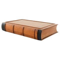 Scatola a forma di libro in legno vintage