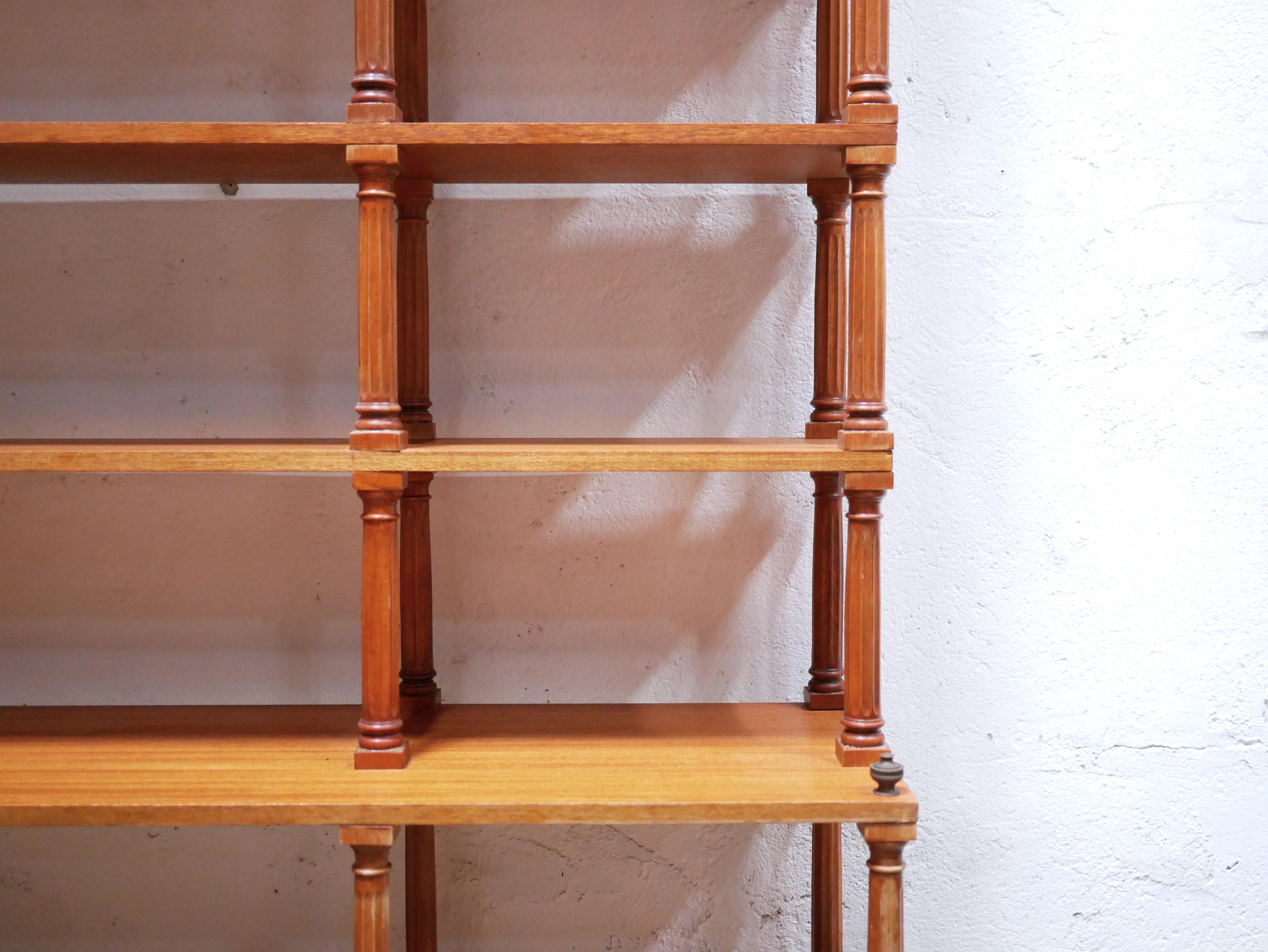 Hölzernes Bücherregal aus den 60er Jahren. 

Seine engagierten Linien, seine schöne Größe, seine luftige Ästhetik und sein praktischer Sinn passen perfekt zu einer aktuellen Einrichtung. Das Bücherregal ist ideal für ein Interieur, in dem die Stile