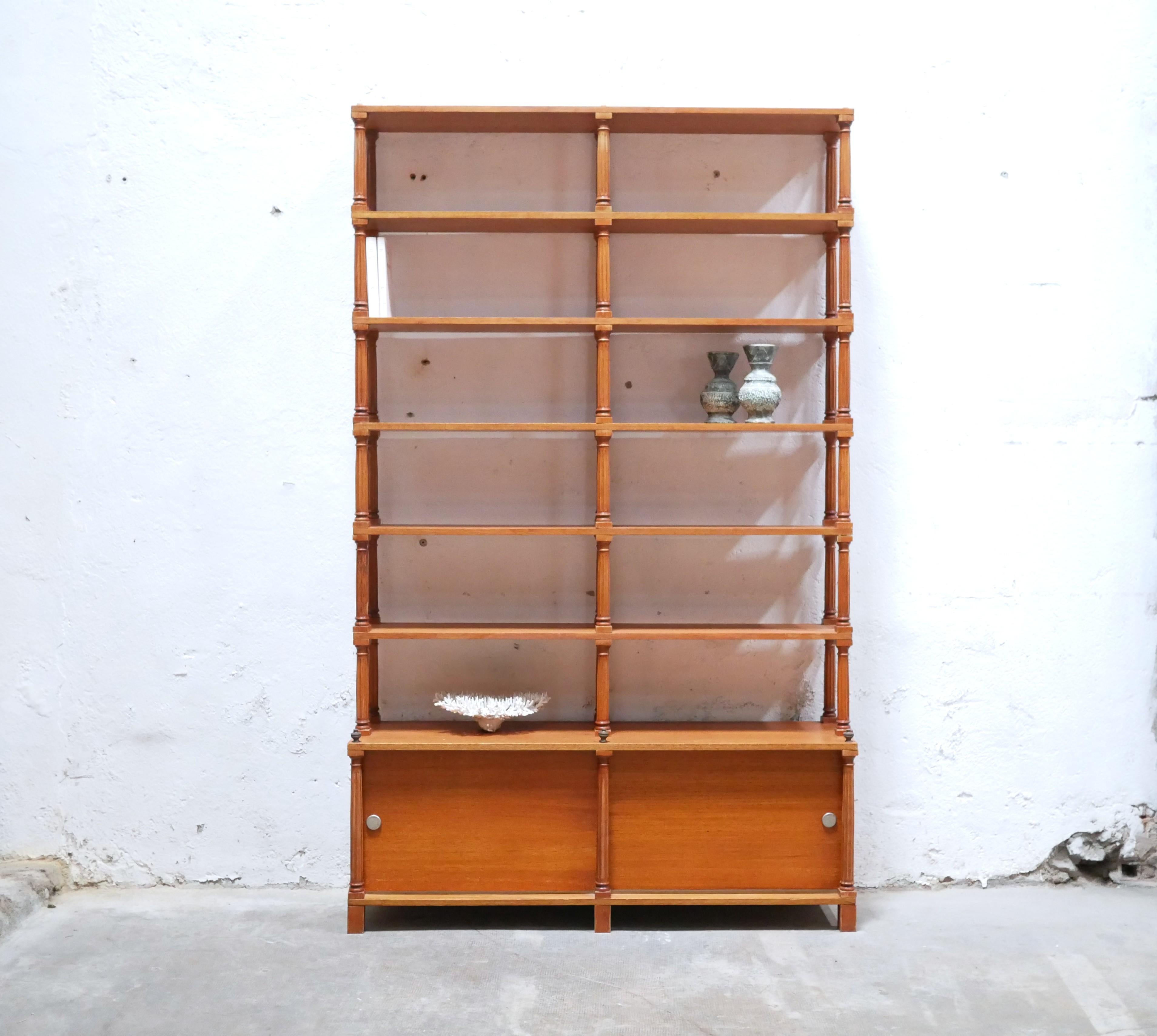 Estantería librería de madera de los años 60. 

Sus líneas comprometidas, su bonito tamaño, su estética aérea y su sentido práctico encajarán perfectamente con una decoración actual. La librería será ideal en un interior donde se mezclen estilos.