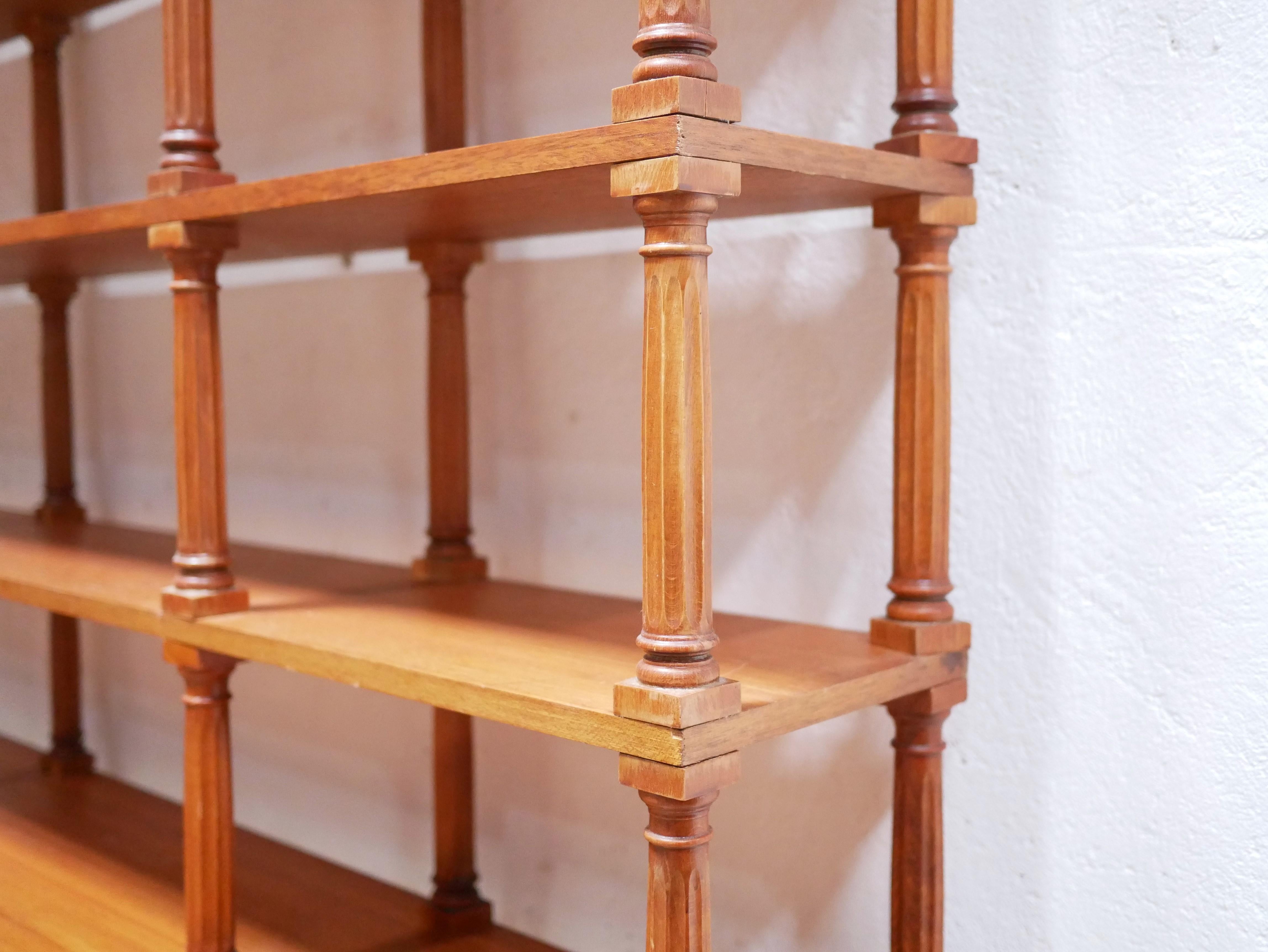 Vintage-Bücherregal aus Holz im Zustand „Gut“ in AIGNAN, FR