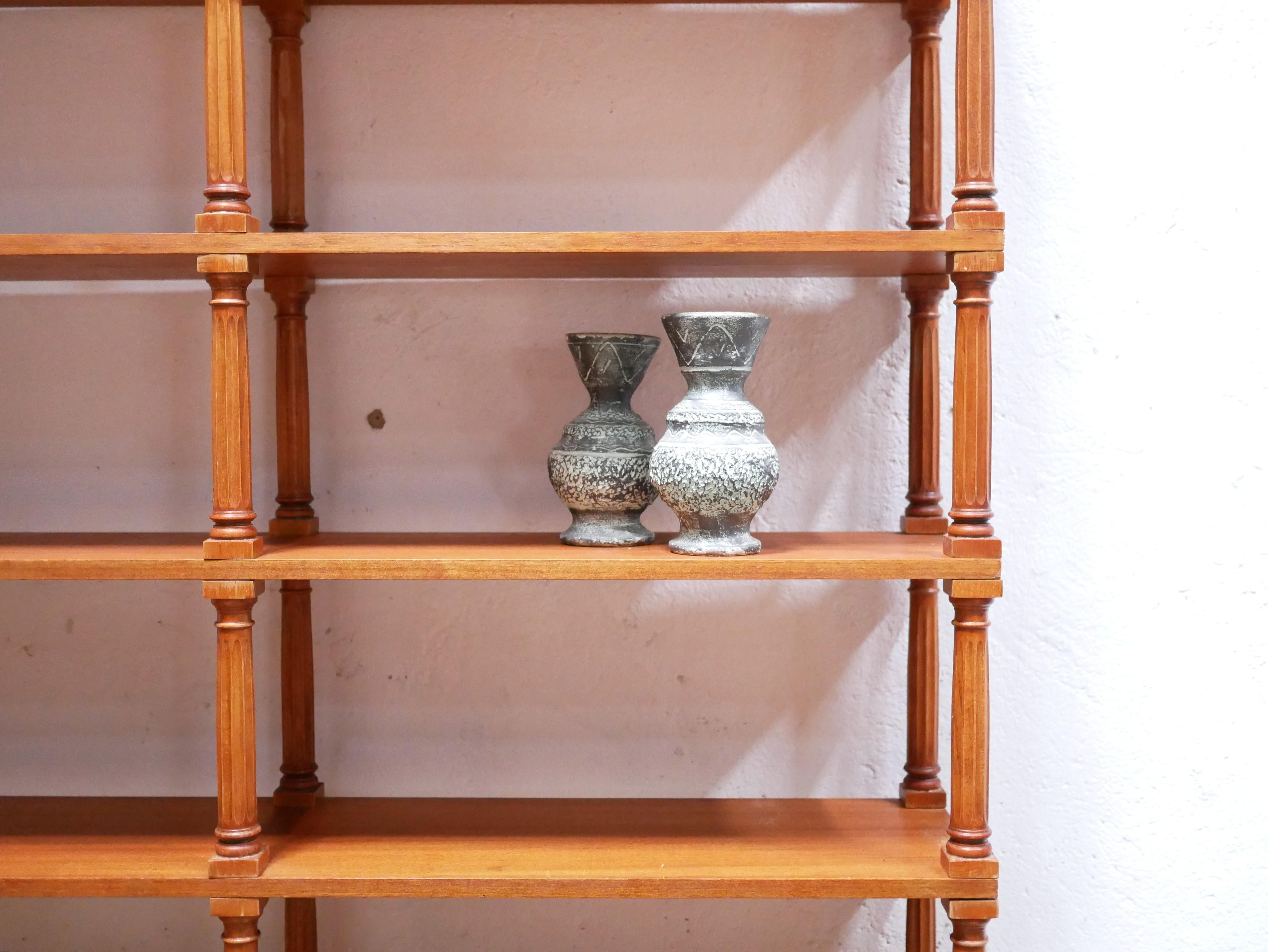 Estantería vintage de madera siglo XX en venta