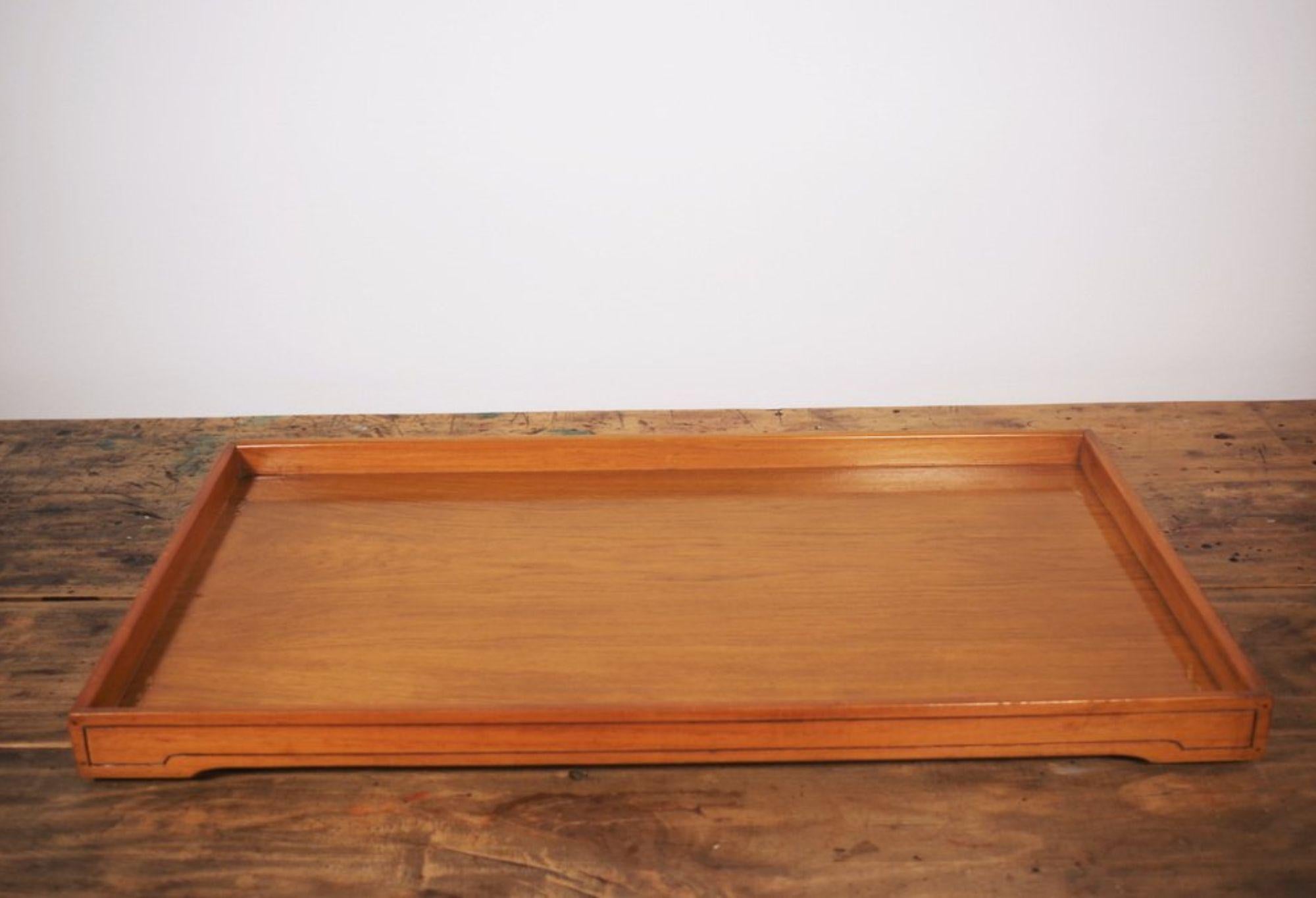 Bandeja de madera vintage para el desayuno, años 70
Esta elegante bandeja de desayuno de madera de los años 70 combina funcionalidad con el encanto de mediados de siglo. Diseñada para ofrecer comodidad y estilo, cuenta con un tablero de mesa con