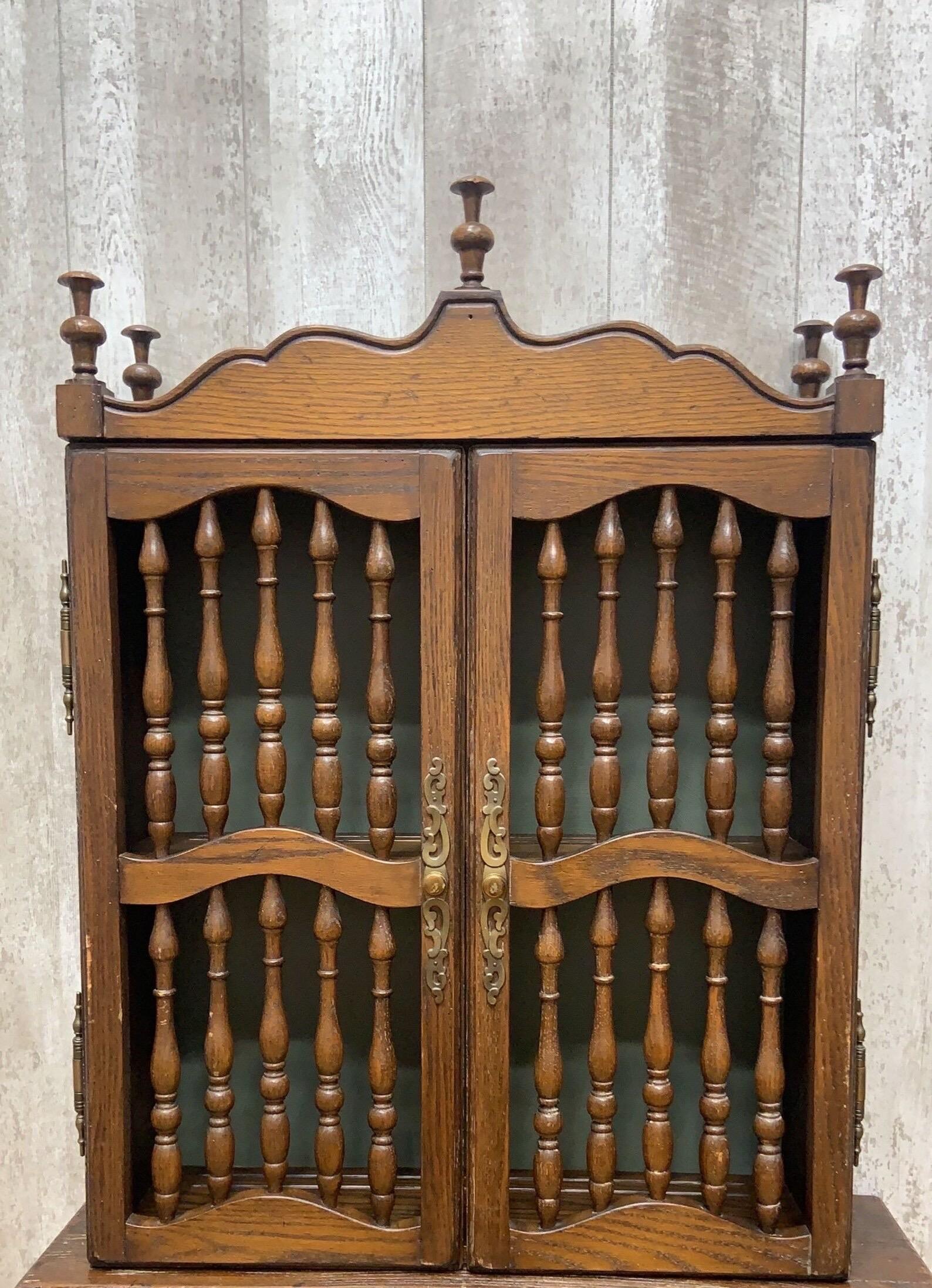 Vintage Wooden Carved Wall Hanging Shelving Unit

The Vintage Wooden Carved Wall Hanging Shelving Unit features two intricately carved doors that provide a glimpse into its interior, complemented by two spacious shelves. This elegant cabinet is an