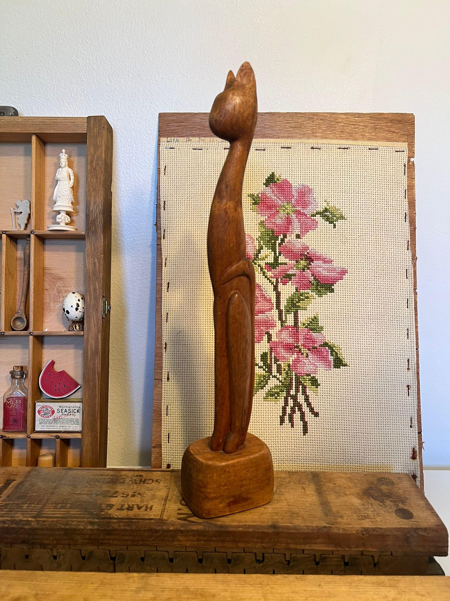 Gatto alto in legno in stile metà secolo moderno. Bella patina. Vintage Condit come da foto. L'inserzione si riferisce solo all'articolo descritto.

Dimensioni. 3 