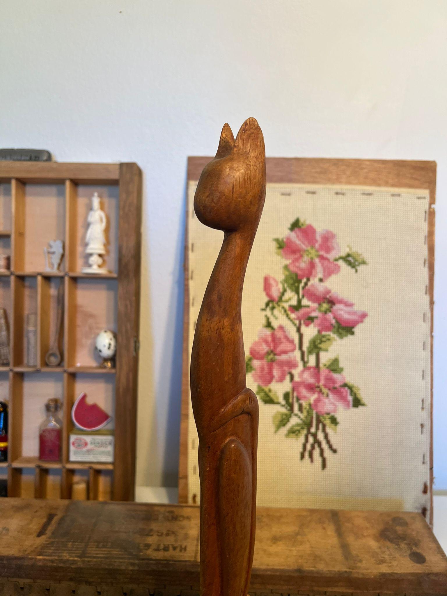 Mid-Century moderno Scultura di gatto in legno vintage. in vendita