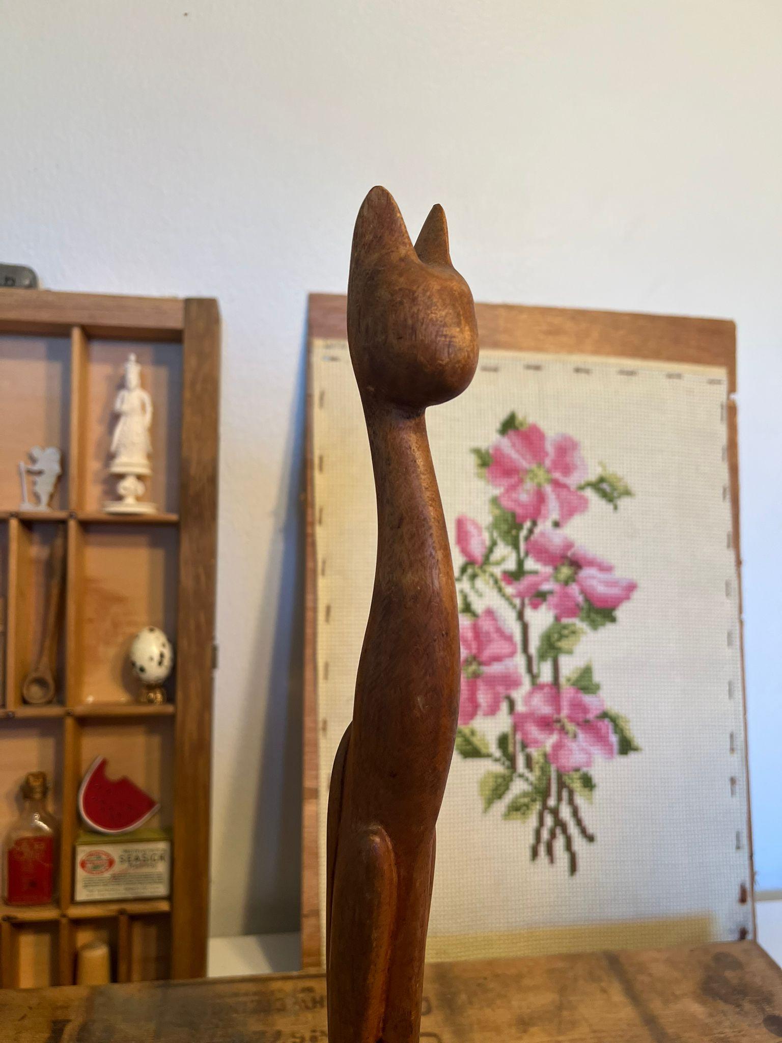Legno Scultura di gatto in legno vintage. in vendita