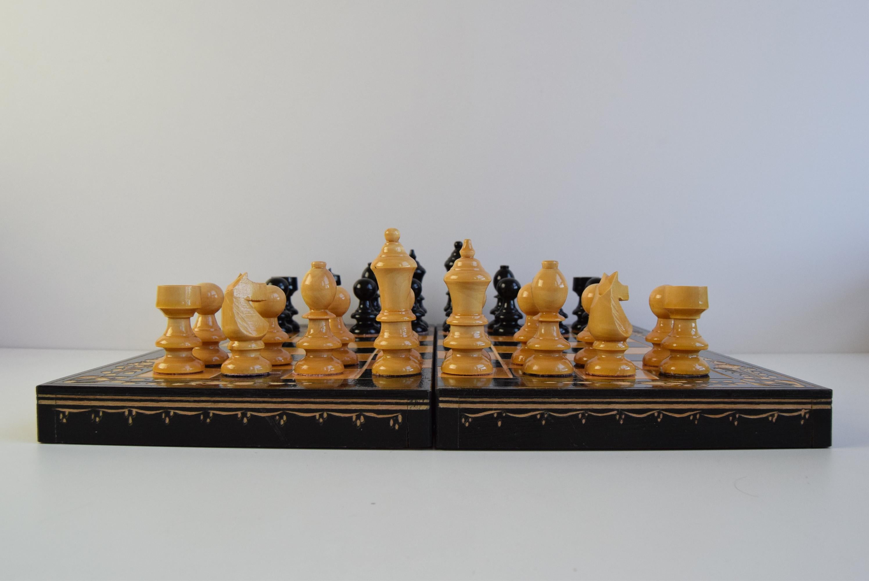 Vintage Schachspiel aus Holz in Holzkiste im Angebot 5