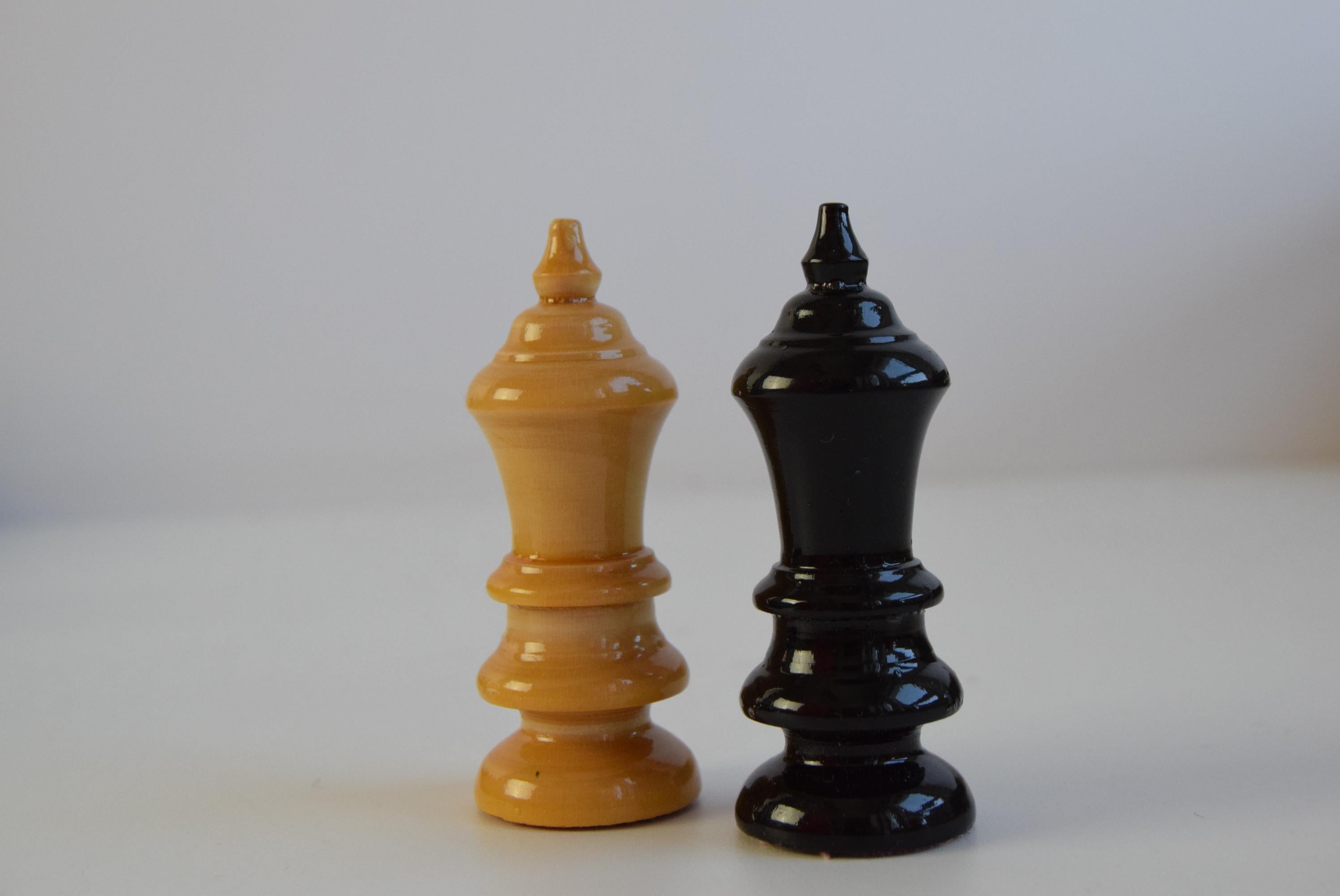 Vintage Schachspiel aus Holz in Holzkiste im Angebot 7