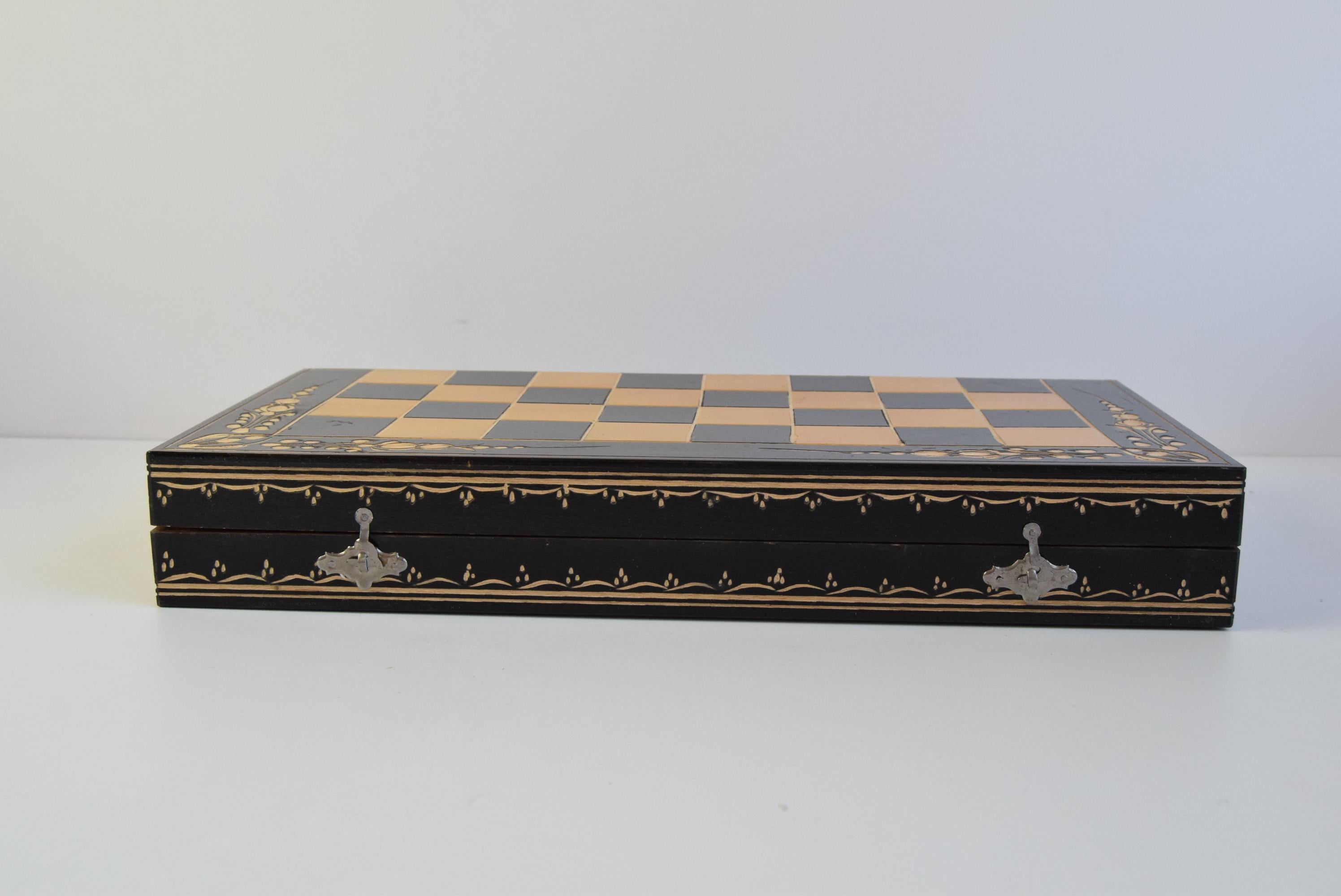 Hergestellt in der Tschechoslowakei
Das Set weist Gebrauchsspuren auf (siehe Foto)
Figuren haben eine Patina
Das Brett selbst ist ein Kunstwerk, verziert mit komplizierten, eingelegten Blumenmustern und umrandet von eleganten Details, die eine feine