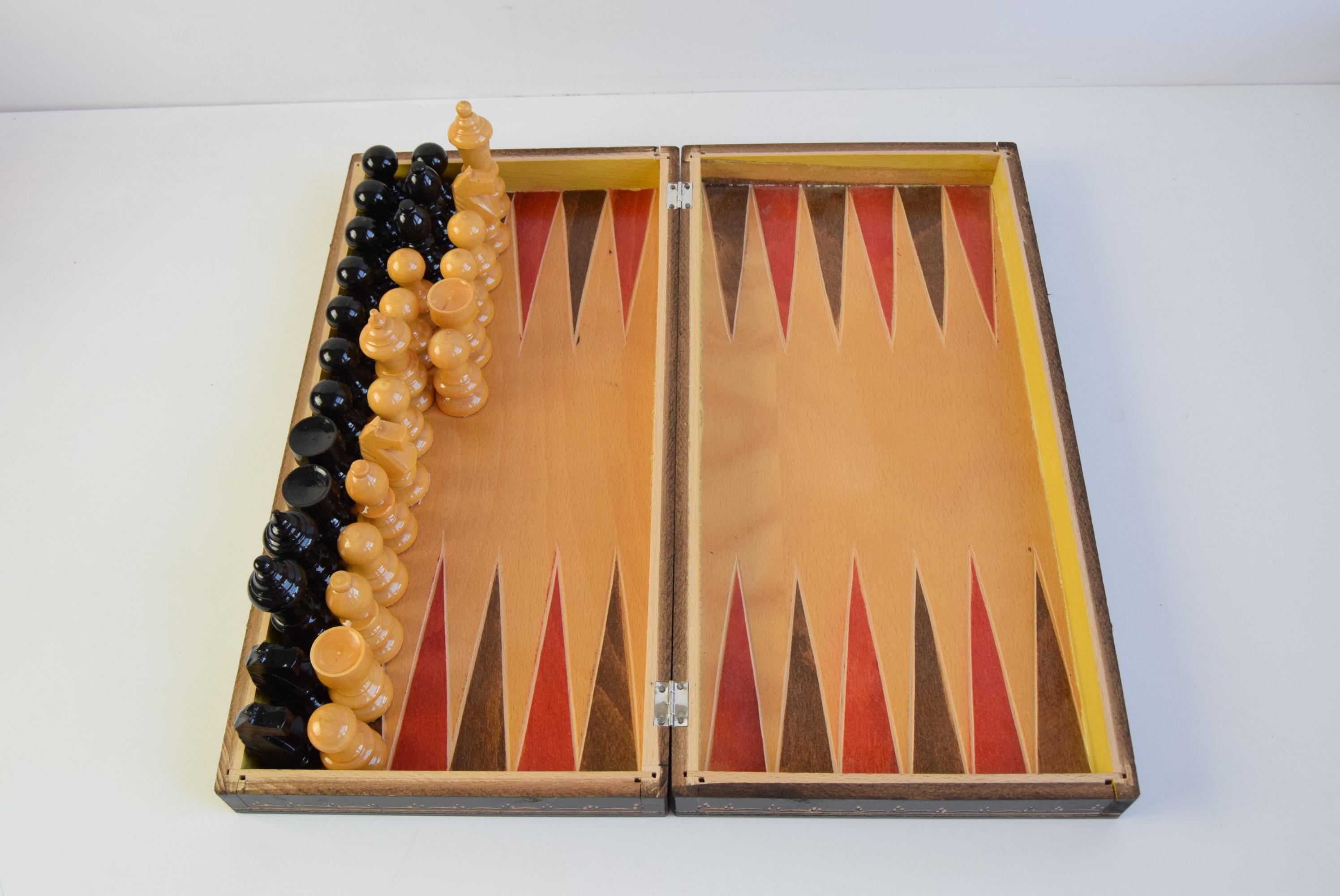 Vintage Schachspiel aus Holz in Holzkiste (Tschechisch) im Angebot