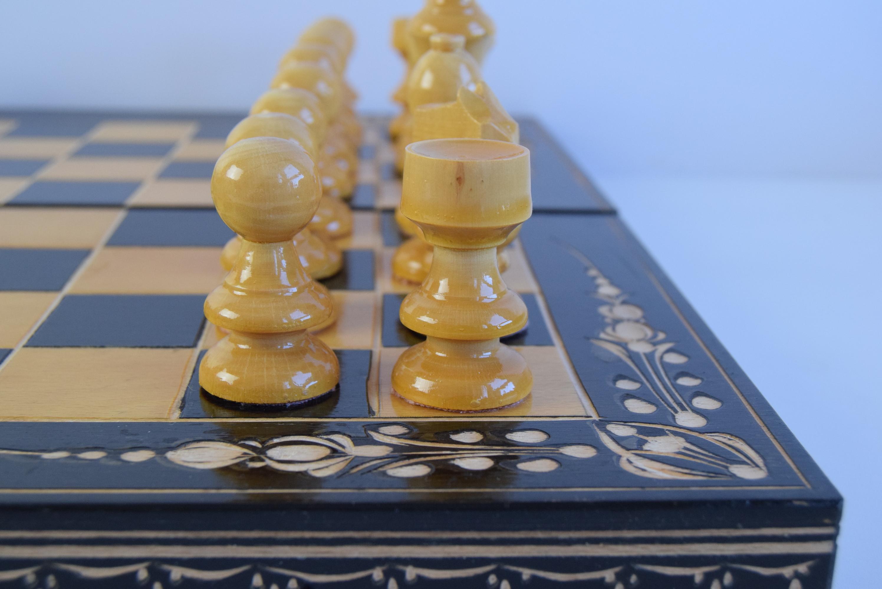 Vintage Schachspiel aus Holz in Holzkiste im Angebot 2