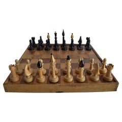 Ensemble d'échecs vintage en bois dans une boîte en bois, année 1952