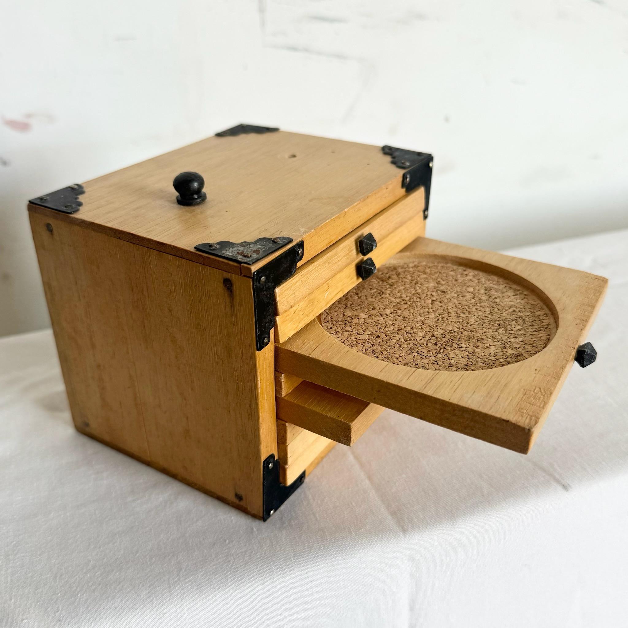 Verleihen Sie Ihren Gästen einen Hauch von rustikalem Charme mit dieser Holztruhe im Vintage-Stil von Knobler, komplett mit einem Satz von 8 Untersetzern. Die wunderschön gearbeitete Truhe mit ihren aufwändigen Details ist sowohl funktional als auch