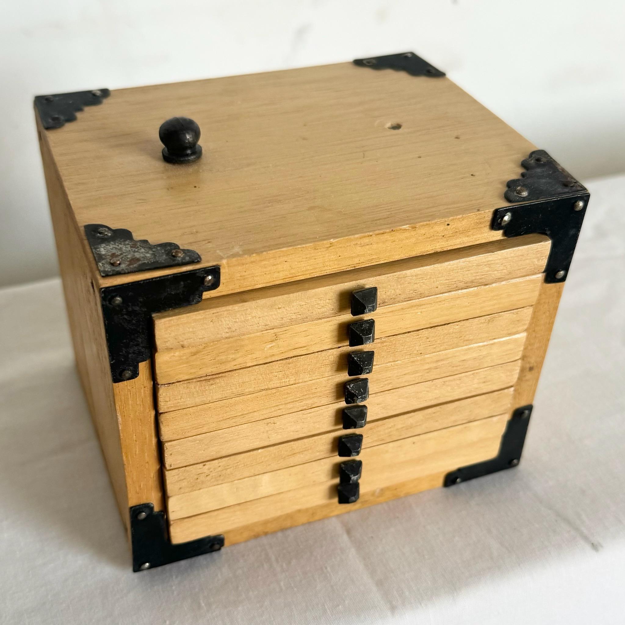 Holztruhe im Vintage-Stil mit Untersetzern von Knobler, 8er-Set (Taiwanesisch) im Angebot