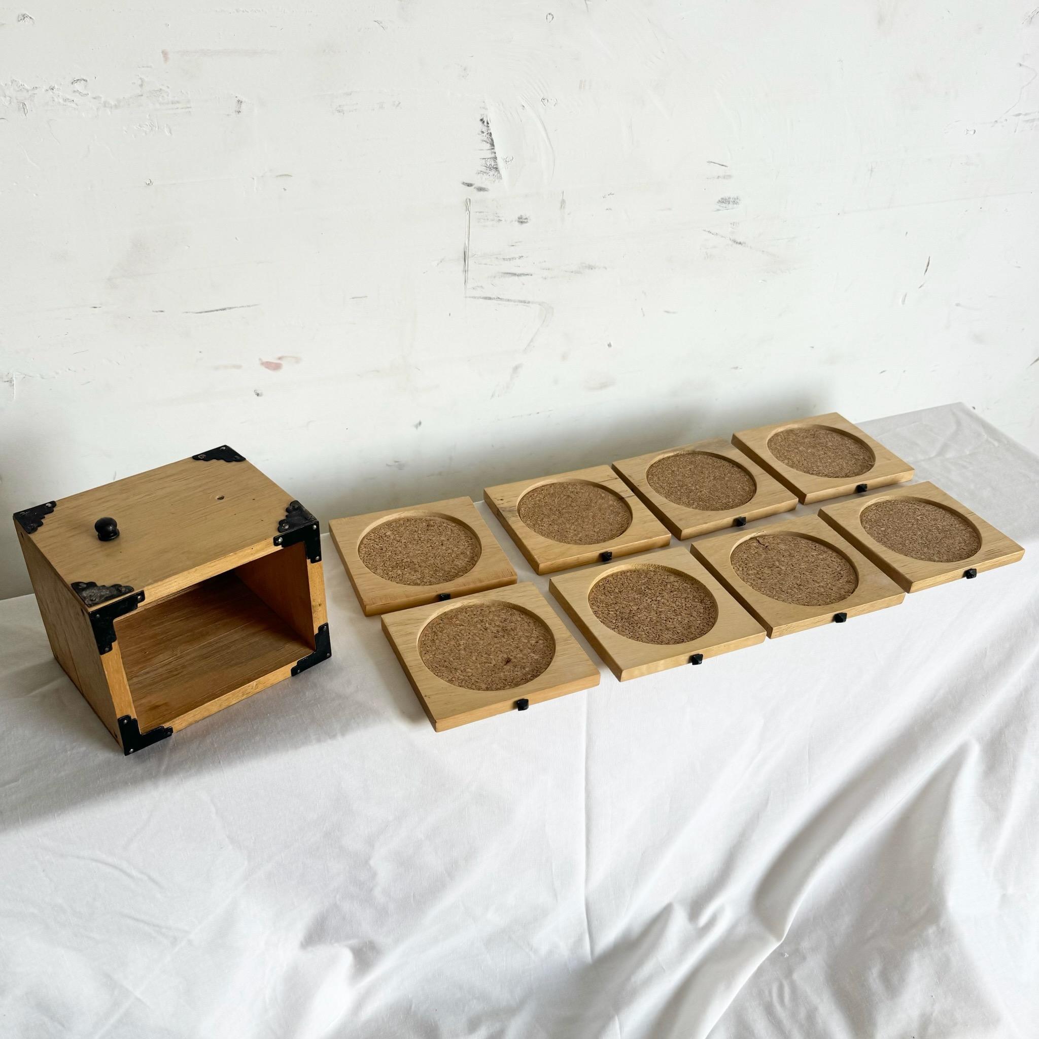 Holztruhe im Vintage-Stil mit Untersetzern von Knobler, 8er-Set (Ende des 20. Jahrhunderts) im Angebot