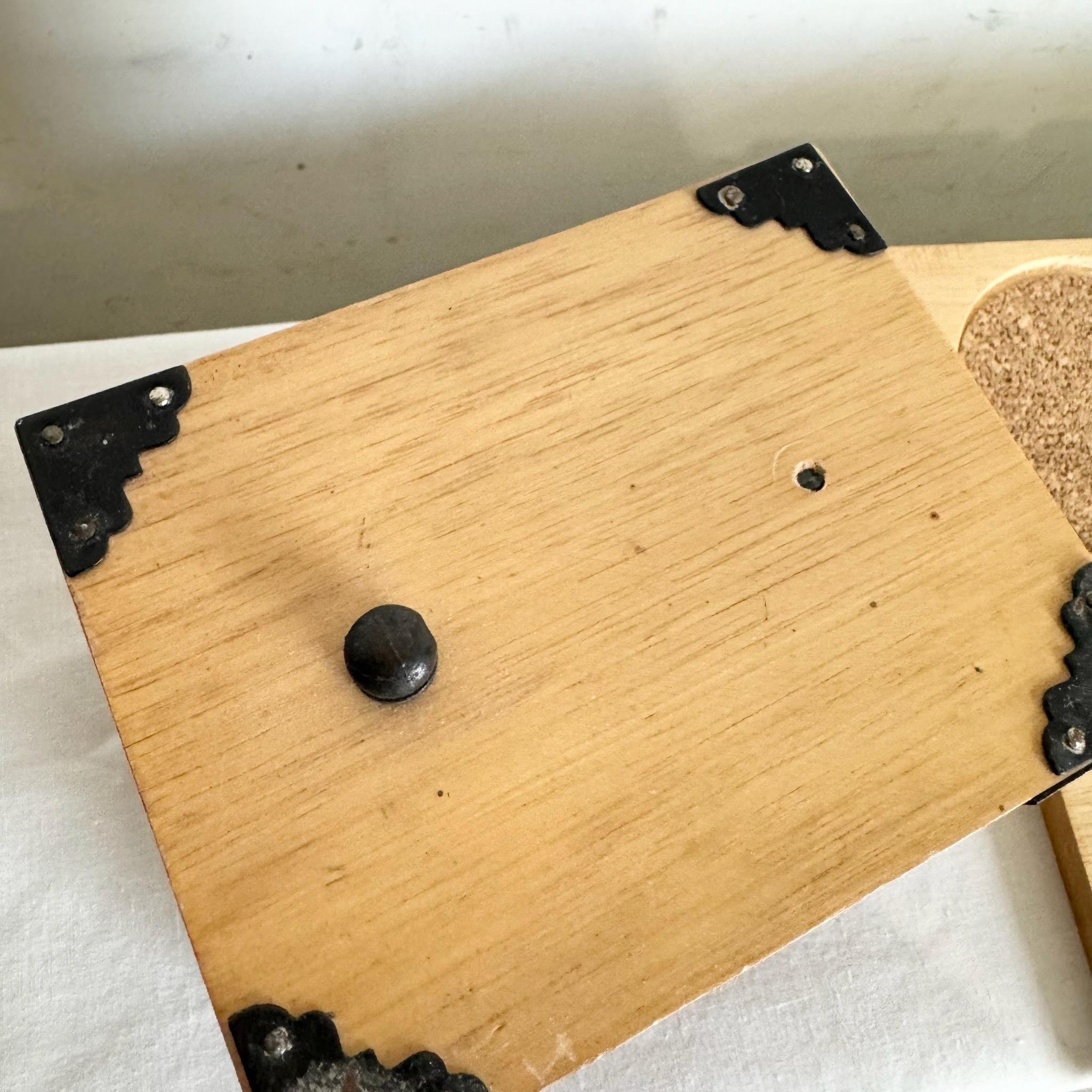 Holztruhe im Vintage-Stil mit Untersetzern von Knobler, 8er-Set im Angebot 3