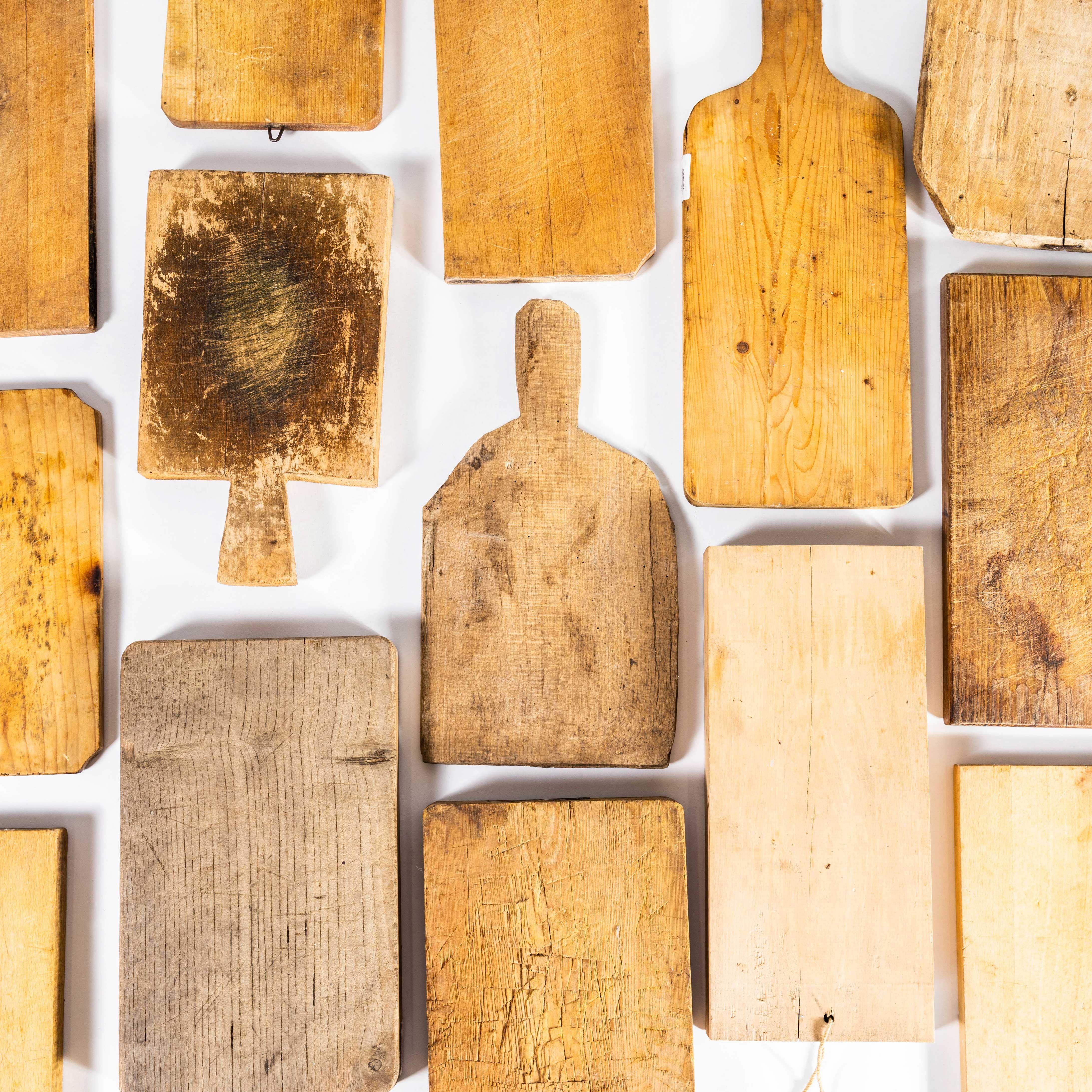 Tablas de Cortar de Madera Vintage - Tamaño Mediano - Buena Cantidad Disponible. 

Procedentes de mercadillos húngaros y rumanos, pequeñas tablas de cortar toscas y bien usadas, fabricadas principalmente en madera de haya y abedul. El anuncio es