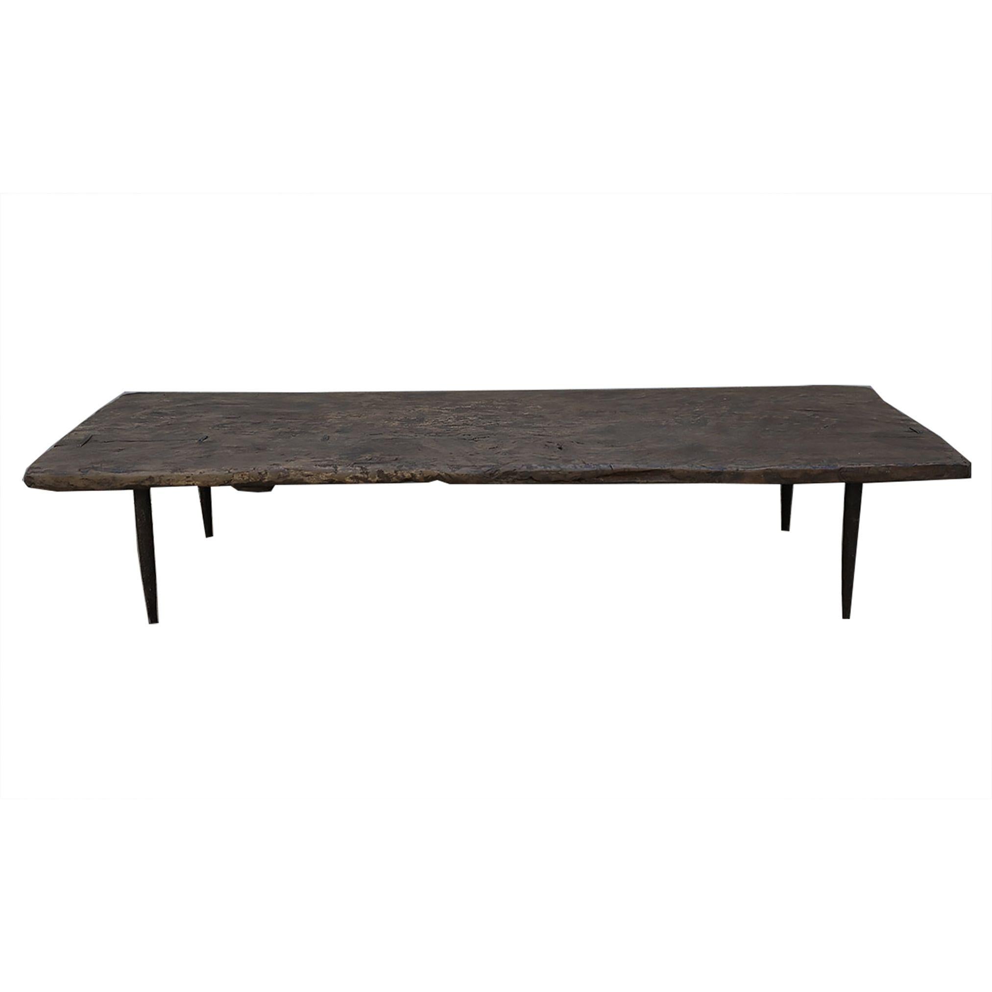 Questo  Il tavolino vintage, proveniente dall'Estremo Oriente, emana un carattere senza tempo e una sobria eleganza. Realizzato più di 75 anni fa, il piano è invecchiato magnificamente, conservando una ricca patina che parla della sua lunga storia e