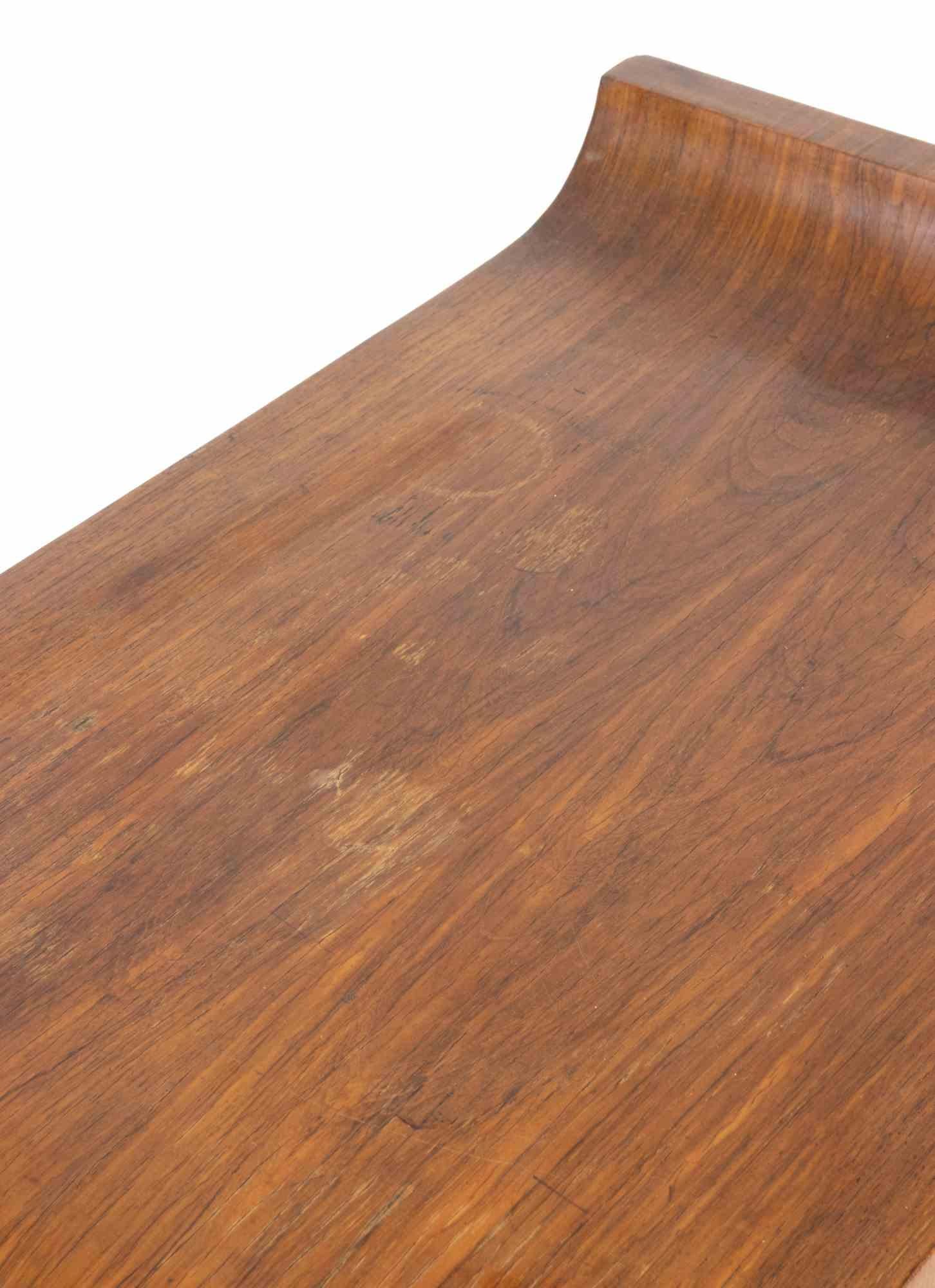 La table basse vintage en bois est un meuble design réalisé par un artiste des années 1970.

Table basse en contreplaqué.

