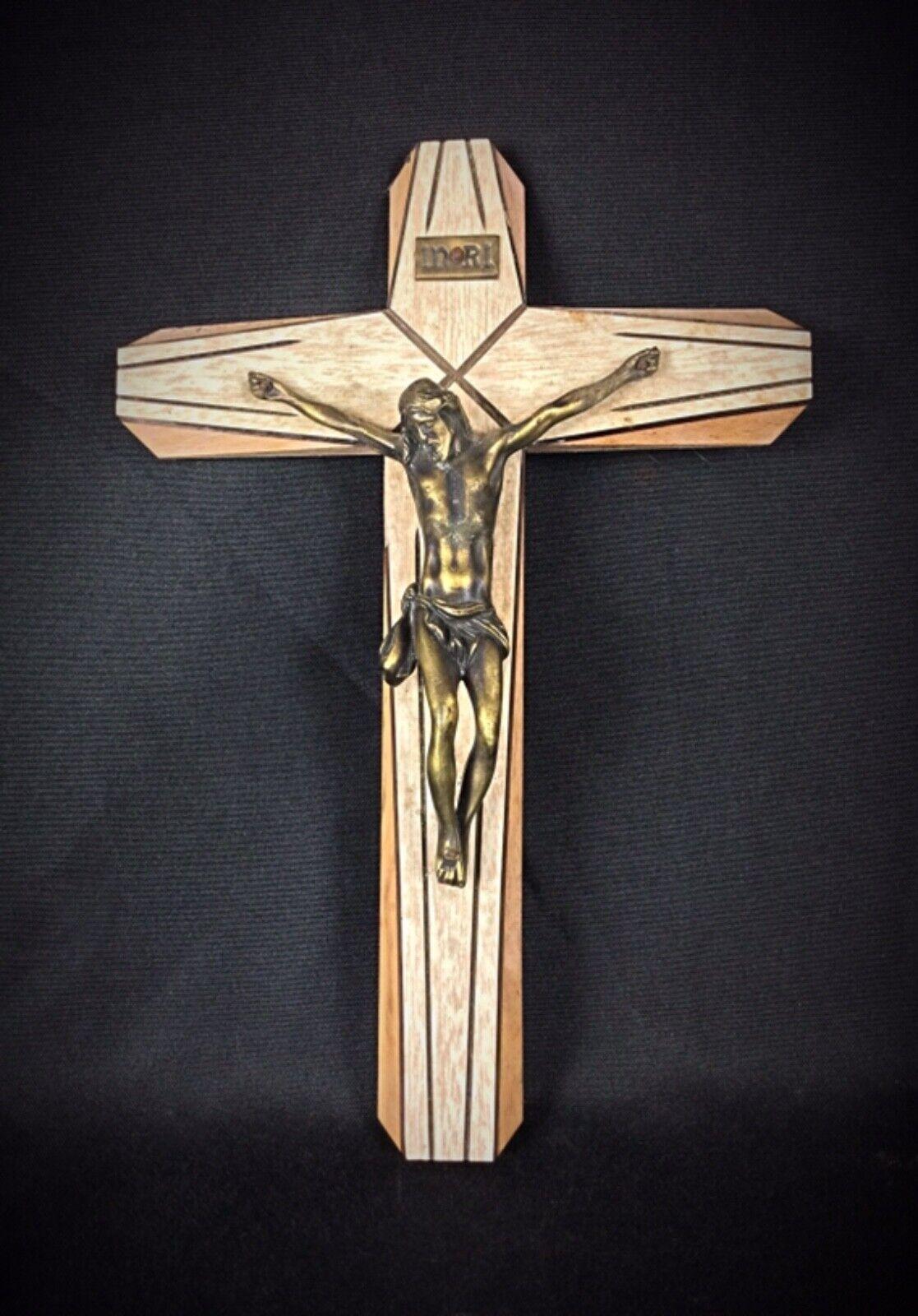 This beautifully crafted vintage crucifix is a remarkable piece of religious art, combining the warmth of wood with the intricate detailing of the Christ figure in régule. This crucifix embodies the deep symbolism of Christianity while also