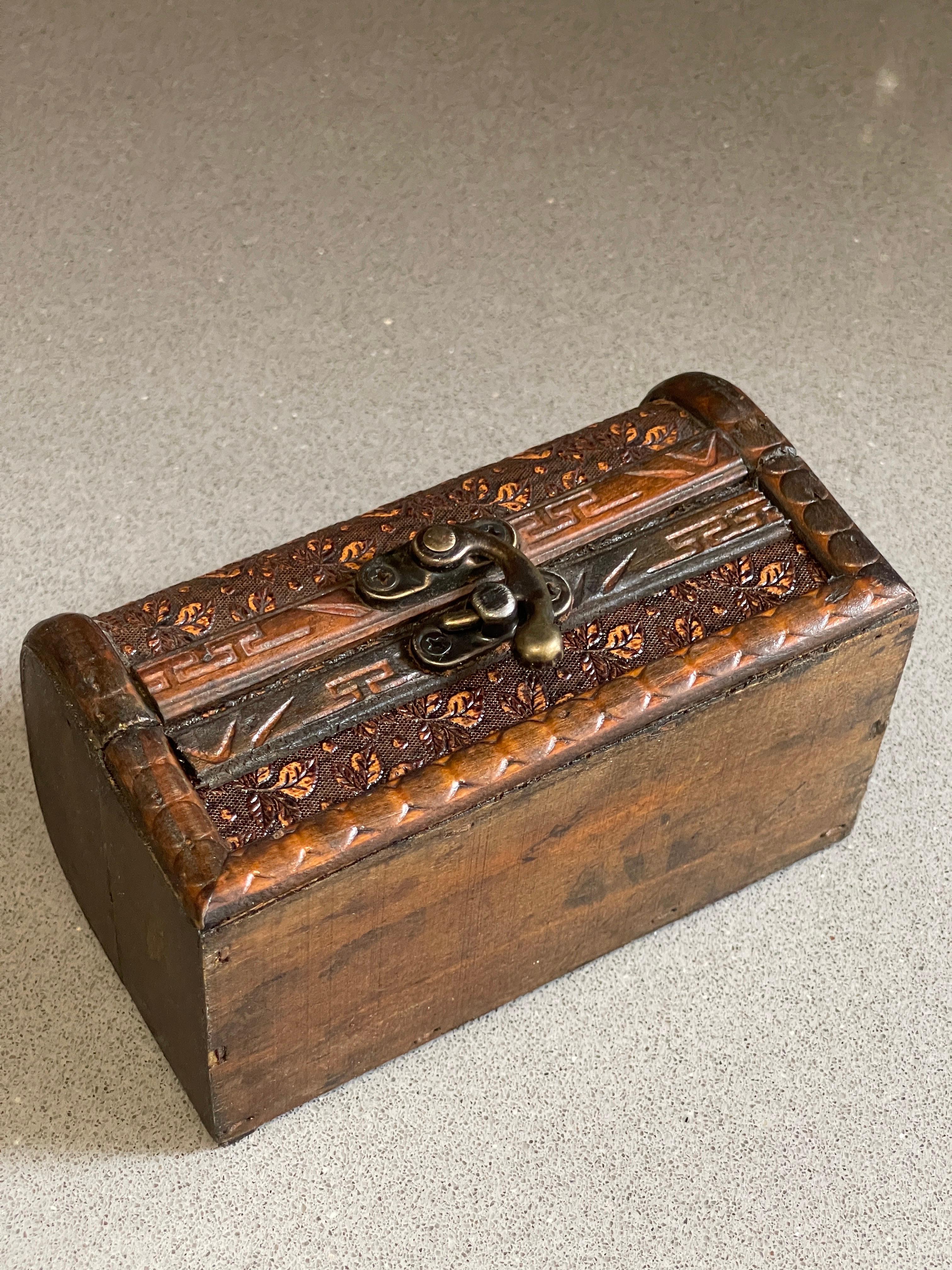 Vintage Wooden Decorative Box with lid, Brown Jewellery Box For Sale 2