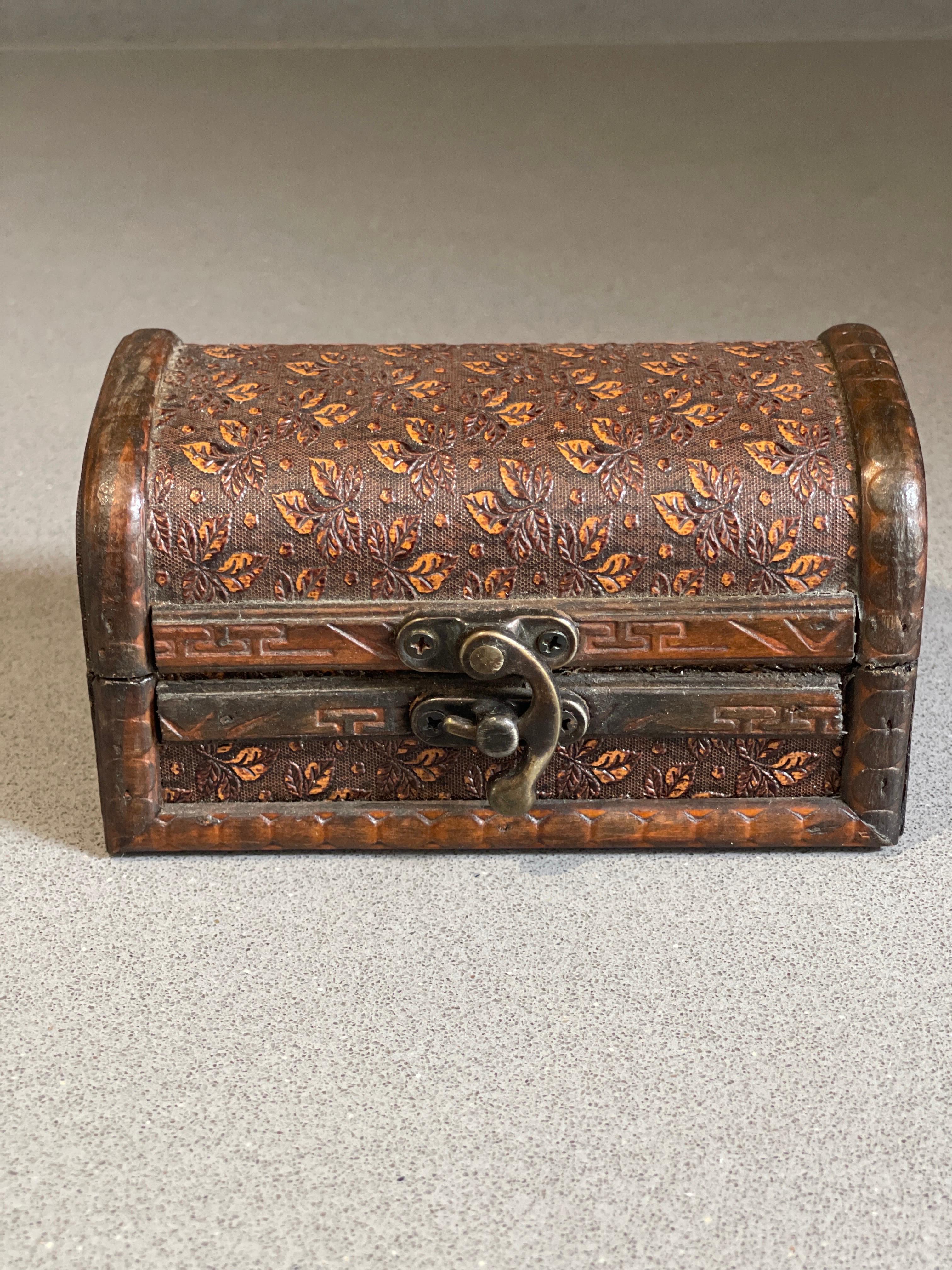 A handmade wooden jewellery box with a lid and lock, it is perfectly designed and created in a suitable size for keeping valuables inside. The top of this box has leaf patterns and leather texture.
It can also be a decorative object for any bedroom