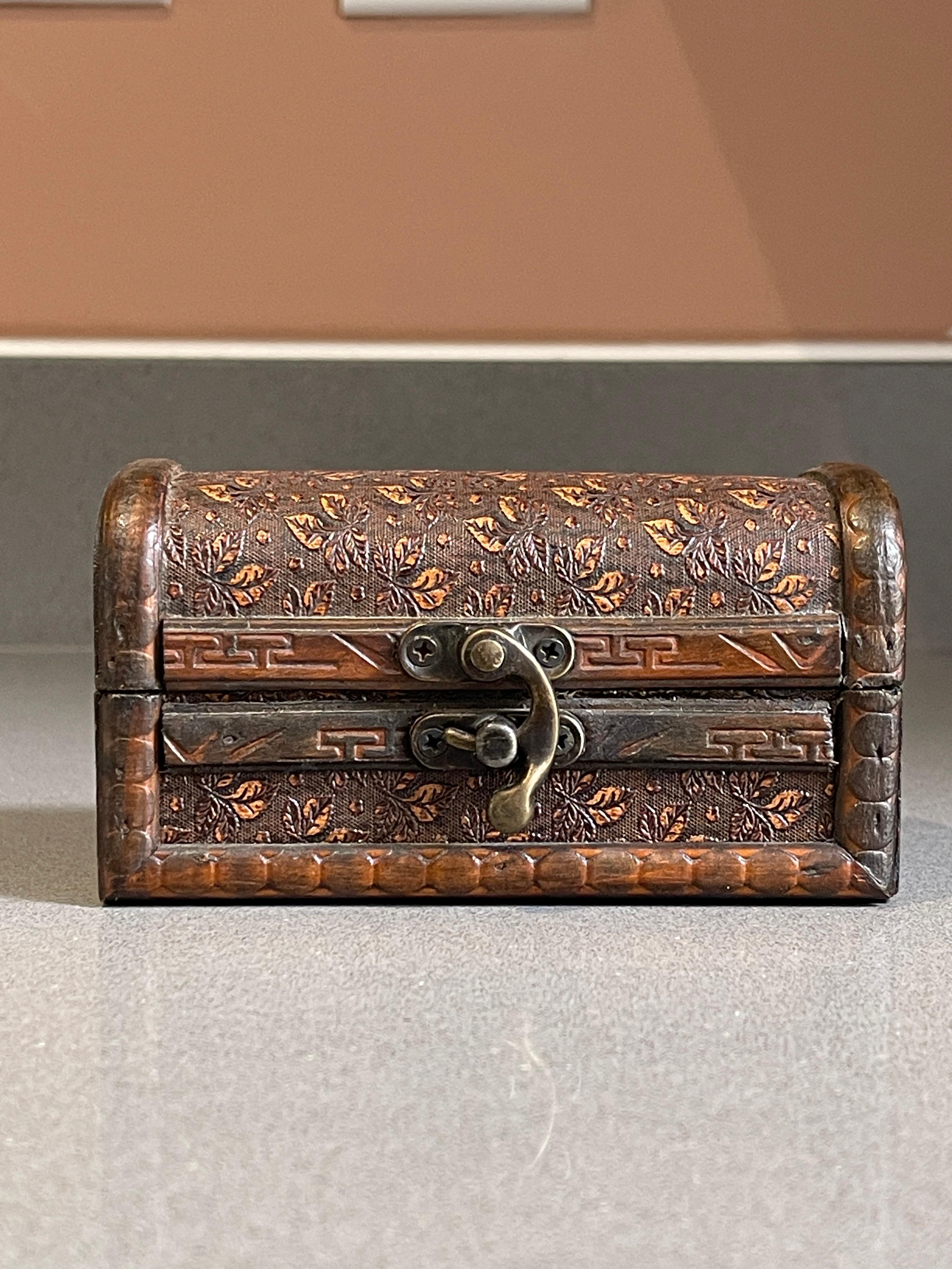 Dekoratives Holzkästchen mit Deckel, Brown Jewellery Box (Art déco) im Angebot